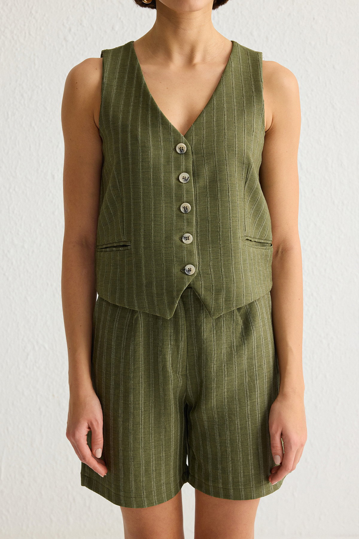 Trendyolmilla  Haki V Yaka Yelek Ve Cepli Şort Dokuma İkili Alt-Üst Takım TWOSS25AU00031 - Görsel 2