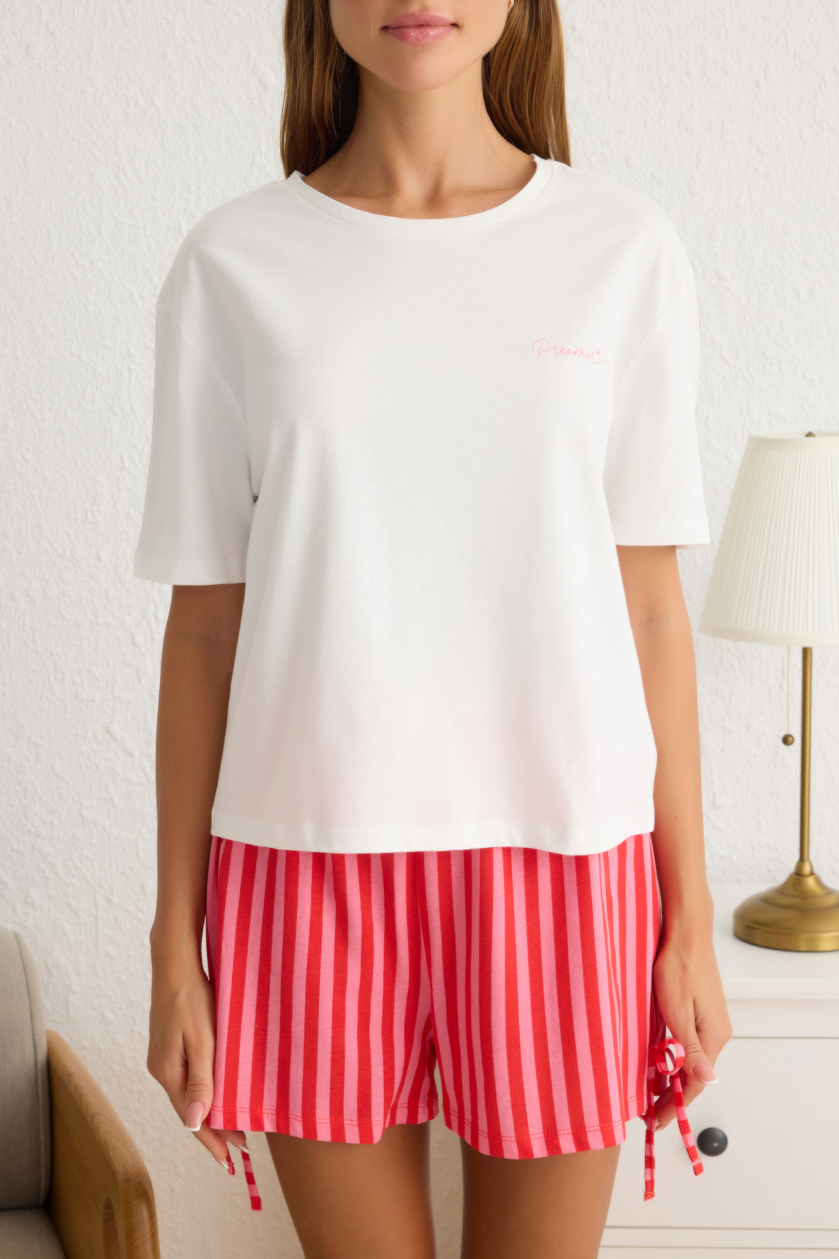 Trendyolmilla  Beyaz-Pembe %100 Pamuklu Çizgili Bağlama Detaylı Şortlu Örme Pijama Takımı THMSS25PT00145 - Görsel 3