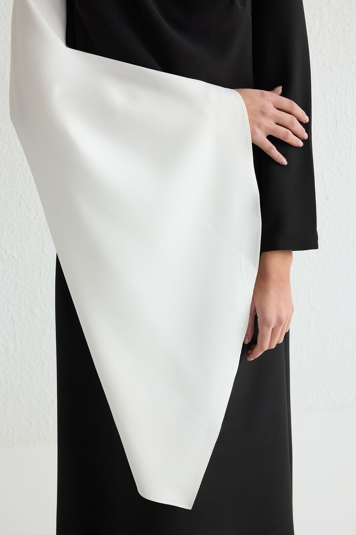 Trendyol Modest-Schwarz-weißes, detailliertes, gewebtes Abendkleid mit Wickeldetail TCTSS25DB00002 6
