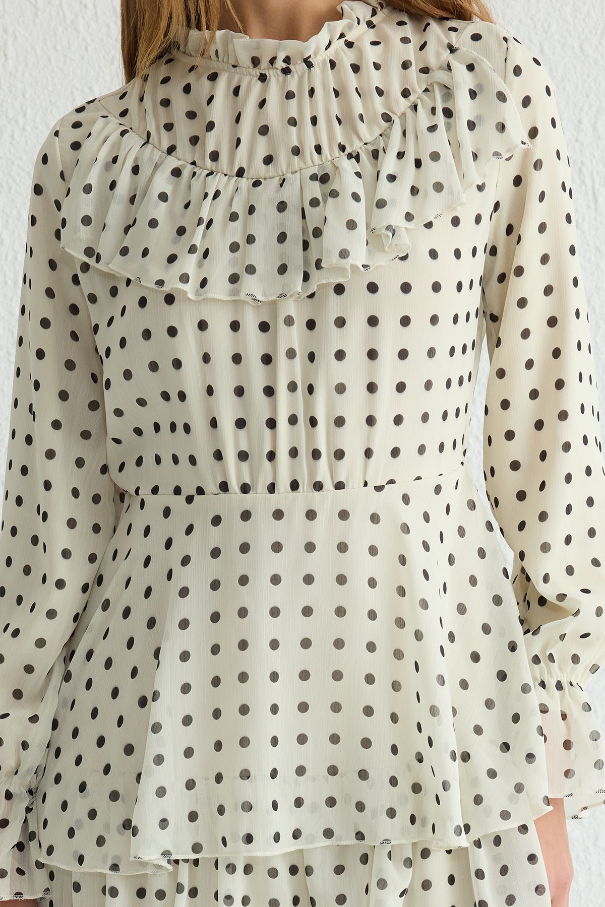 Trendyol Modest-Sukienka z szyfonu tkanego i podszewką w kolorze ecru z wzorem w groszki TCTSS25EB00039 4