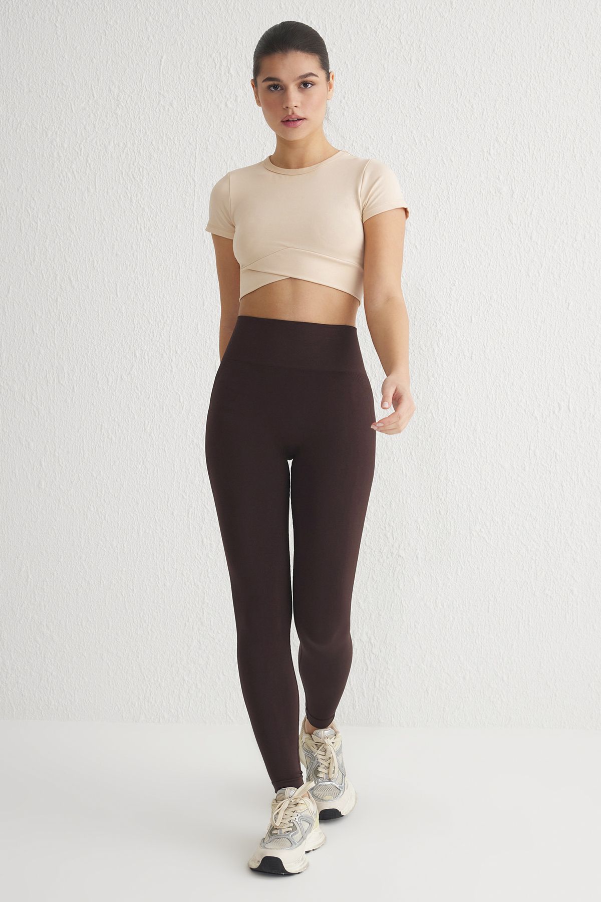 Trendyol Collection-Braune, nahtlose Sport-Leggings in voller Länge THMAW25TY00003 2