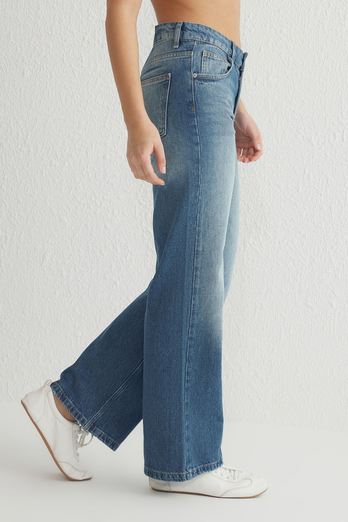 Trendyol Collection-Blaue, langlebige Jeans mit niedriger Taille und weitem Bein TWOSS25JE00061 4