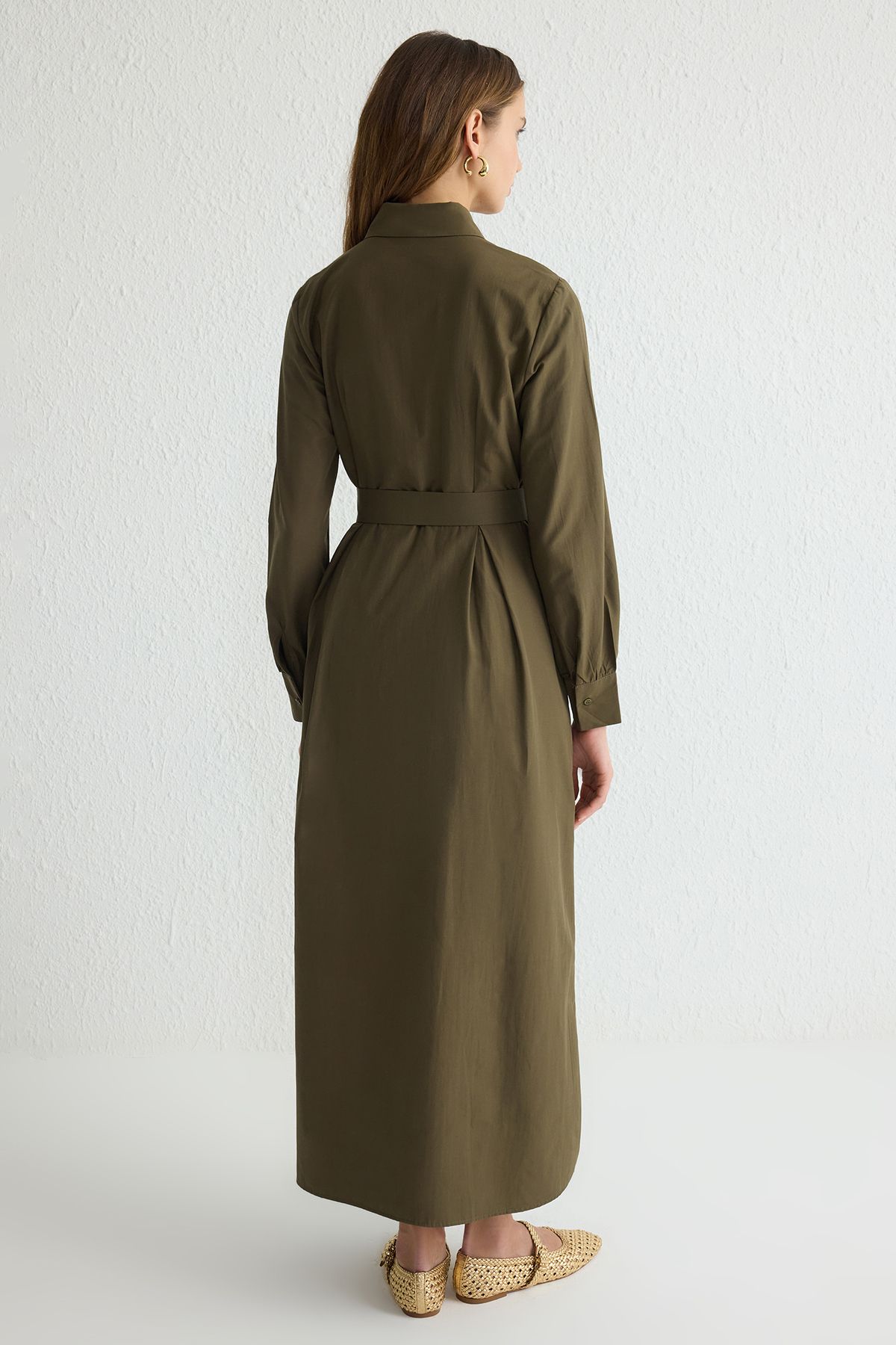 Trendyol Modest-Khakifarbenes, gewebtes Kleid mit Hemdkragen und Stoffgürtel TCTSS25EB00006 5