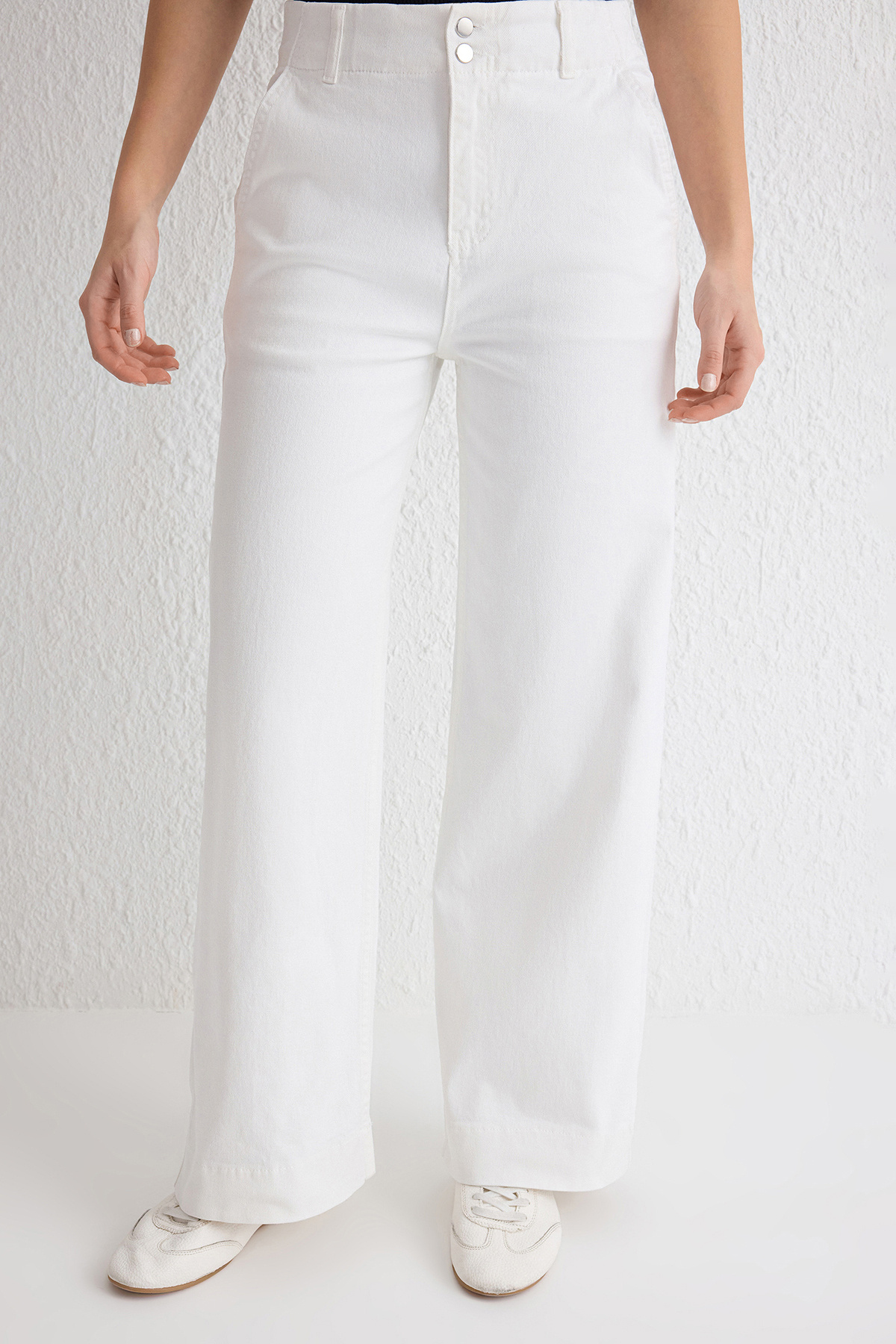 Trendyol Collection-Blugi cu talie înaltă cu nasturi albi TWOSS25JE00183 3