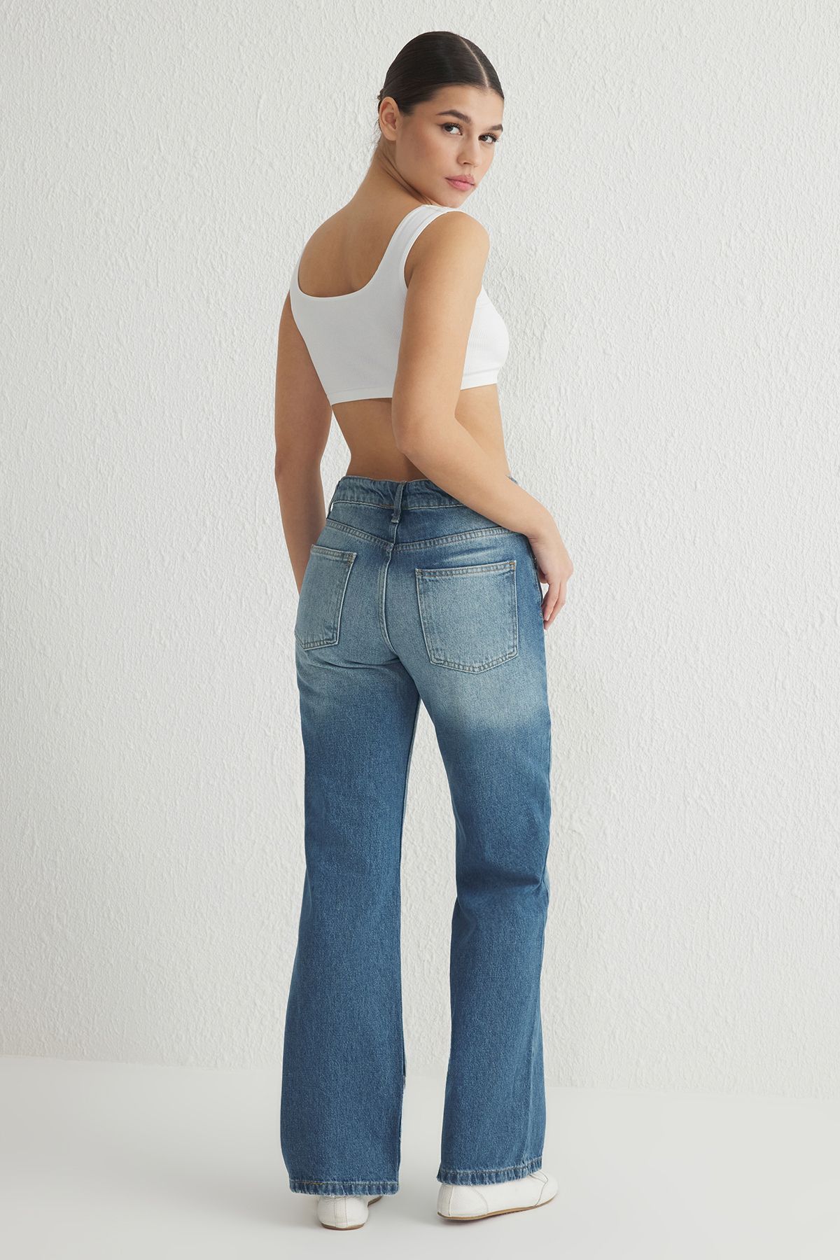 Trendyol Collection-Blaue, langlebige Jeans mit niedriger Taille und weitem Bein TWOSS25JE00061 5