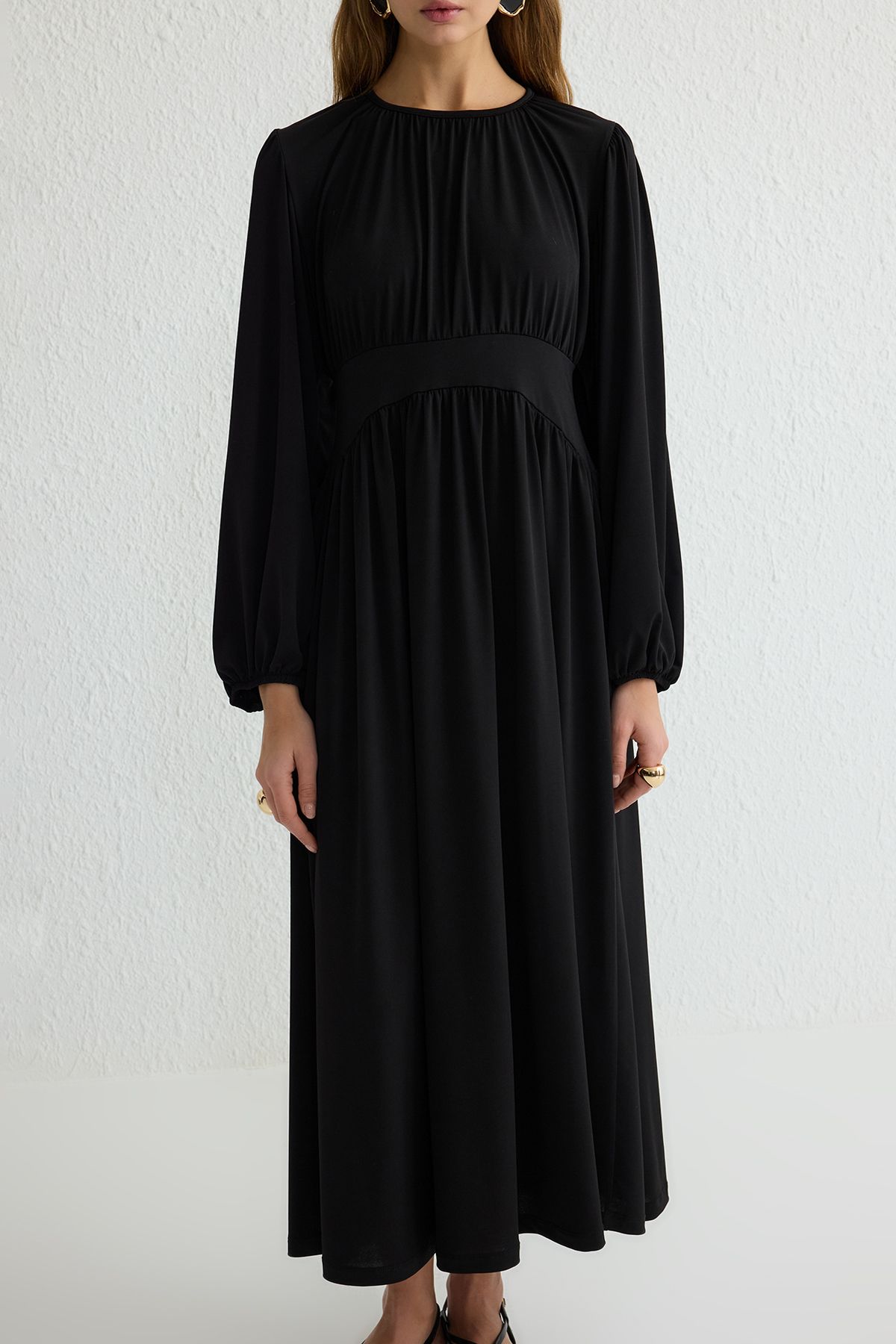 Trendyol Modest-Schwarzes Strickkleid mit Taillendetail TCTSS25DB00014 4