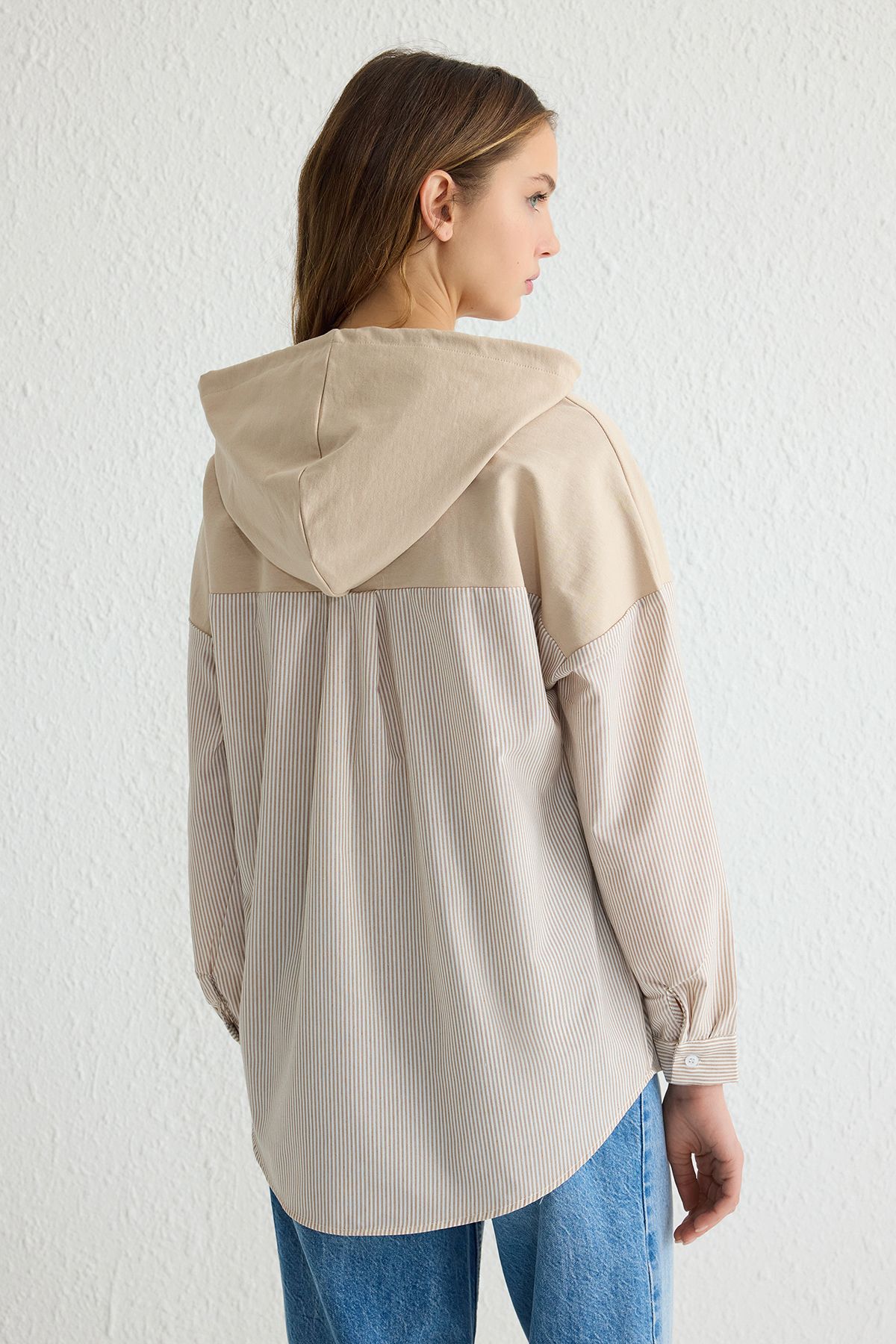 Trendyol Modest-Beige übergroße gestreifte Strick-Tunika TCTSS25UK00003 5