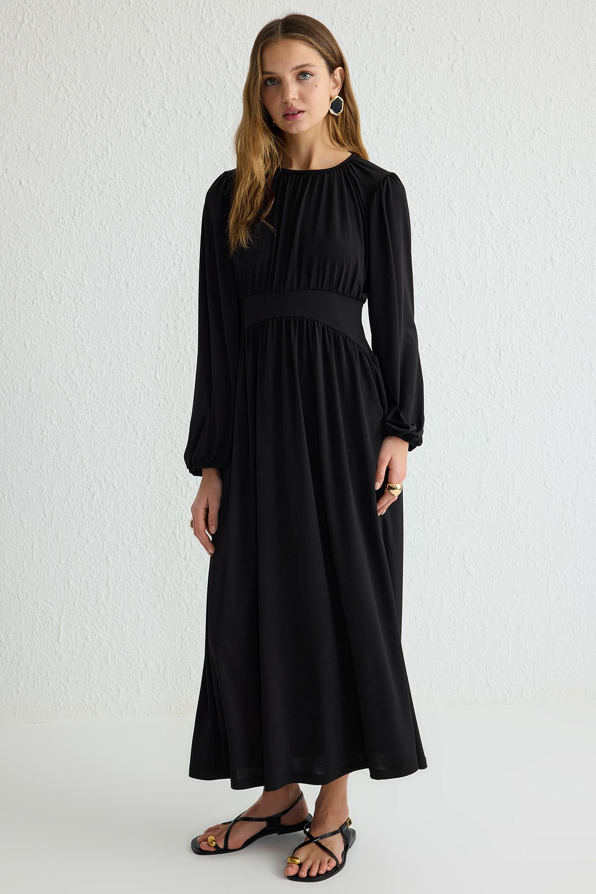 Trendyol Modest-Schwarzes Strickkleid mit Taillendetail TCTSS25DB00014 1