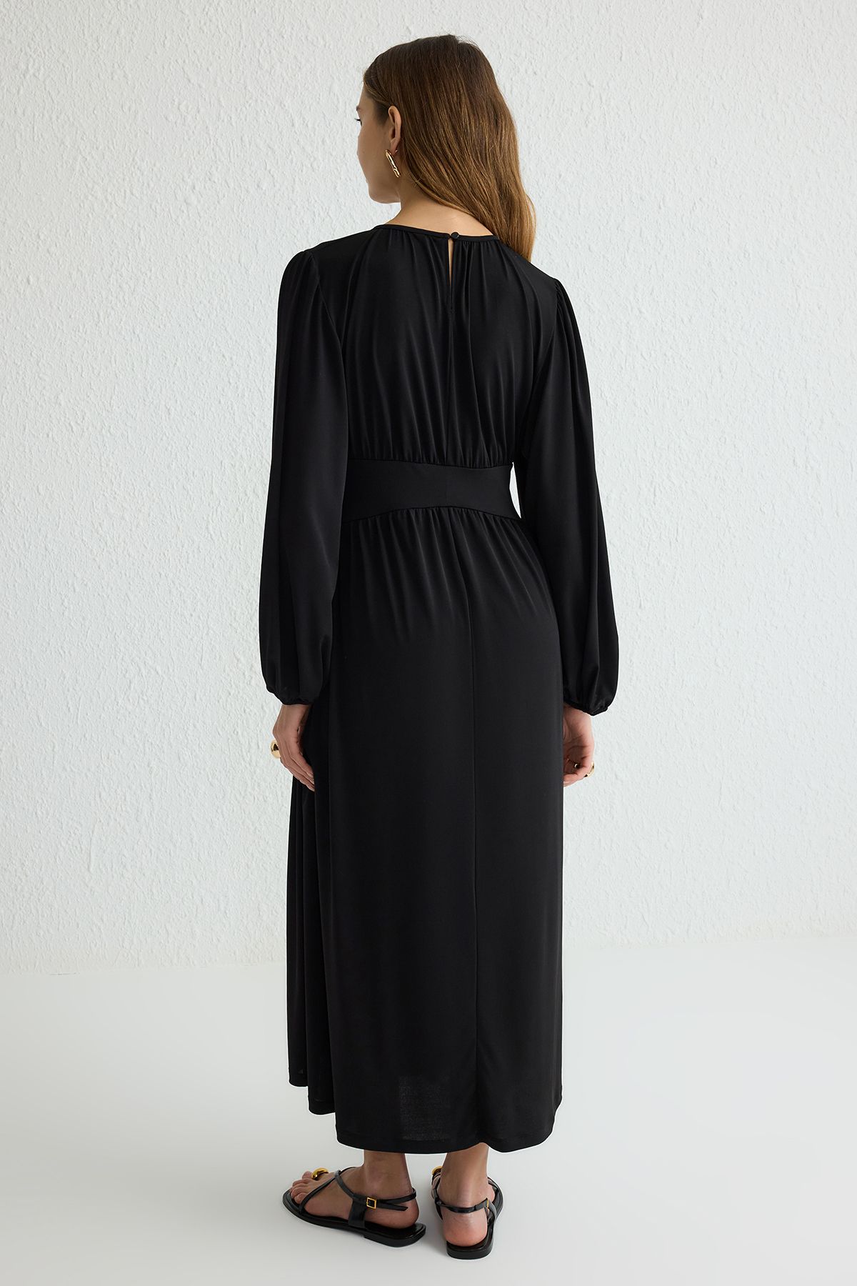 Trendyol Modest-Schwarzes Strickkleid mit Taillendetail TCTSS25DB00014 5
