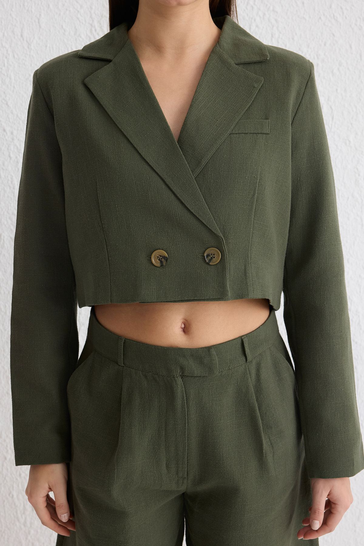 Trendyol Collection-Kurze zweireihige Khaki-Blazerjacke – Leinenweberei, TWOSS25BC00011 3
