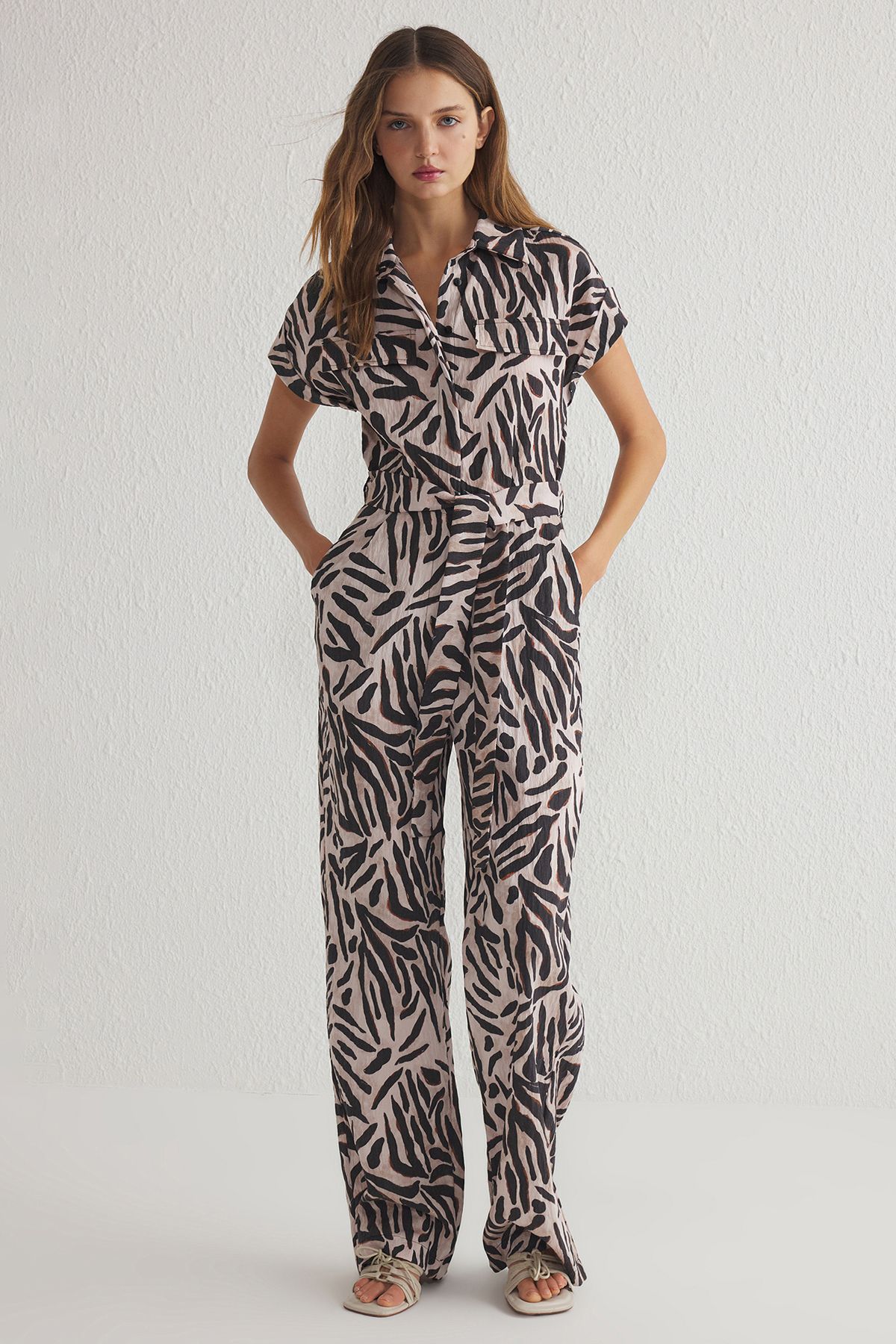 Trendyol Collection Kombinezon z nadrukiem wiskozowym - z paskiem, abstrakcyjny, gumowy w pasie, wielokolorowy - Twoss25Tu00007