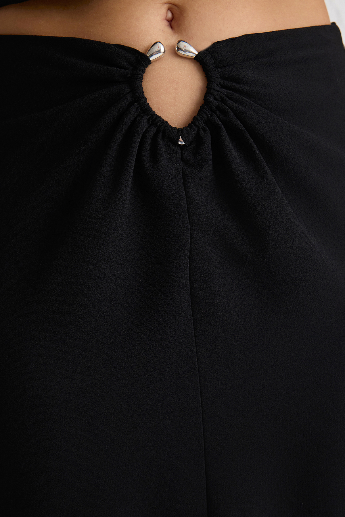 Trendyolmilla  Siyah Belde Toka Detaylı Dökümlü Kumaş Midi Boy Dokuma Etek TWOSS25ET00046 - Görsel 5