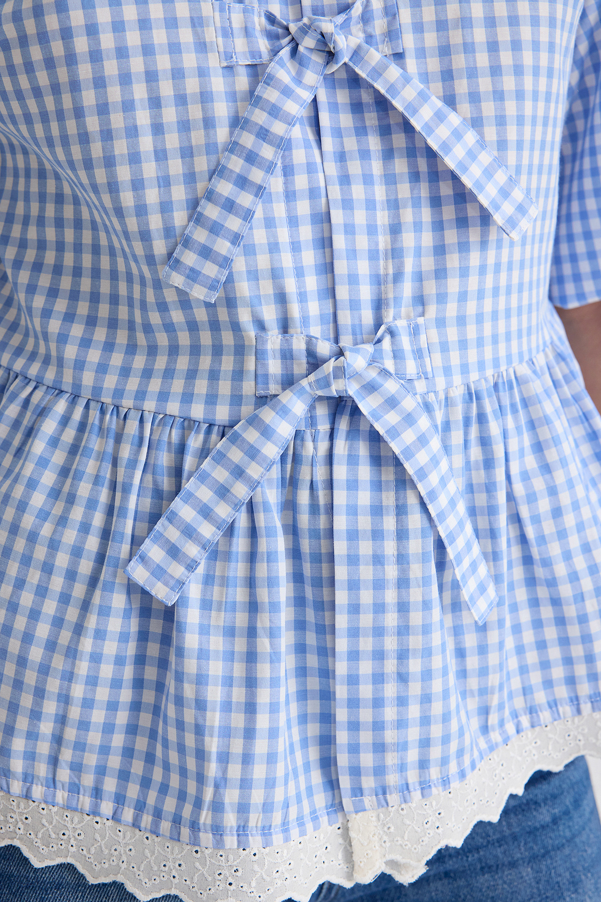 Trendyolmilla  Mavi Etek Ucu Dantel Ve Önden Bağlama Detaylı Dokuma Gömlek TWOSS25GO00005 - Görsel 4