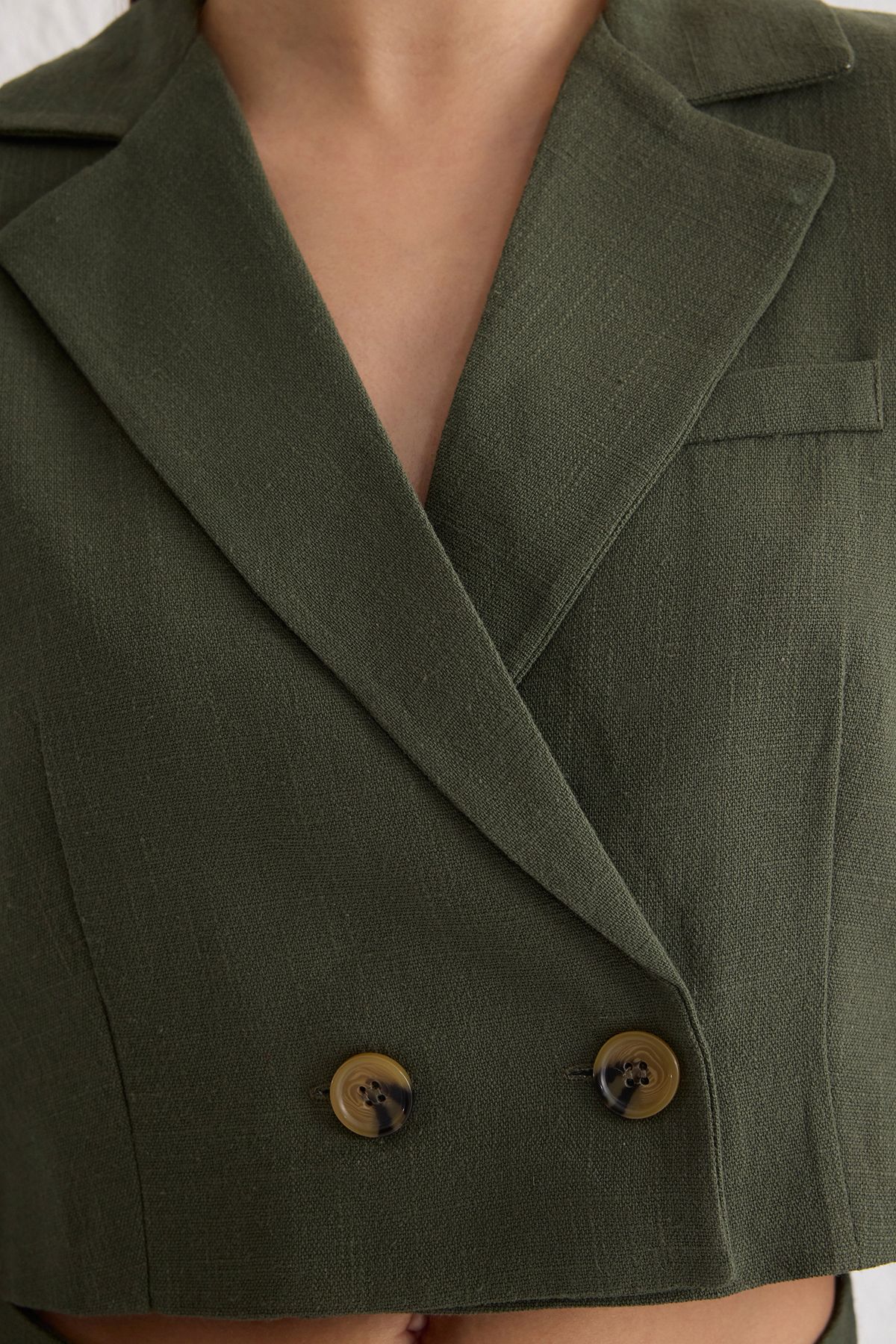 Trendyol Collection-Kurze zweireihige Khaki-Blazerjacke – Leinenweberei, TWOSS25BC00011 4