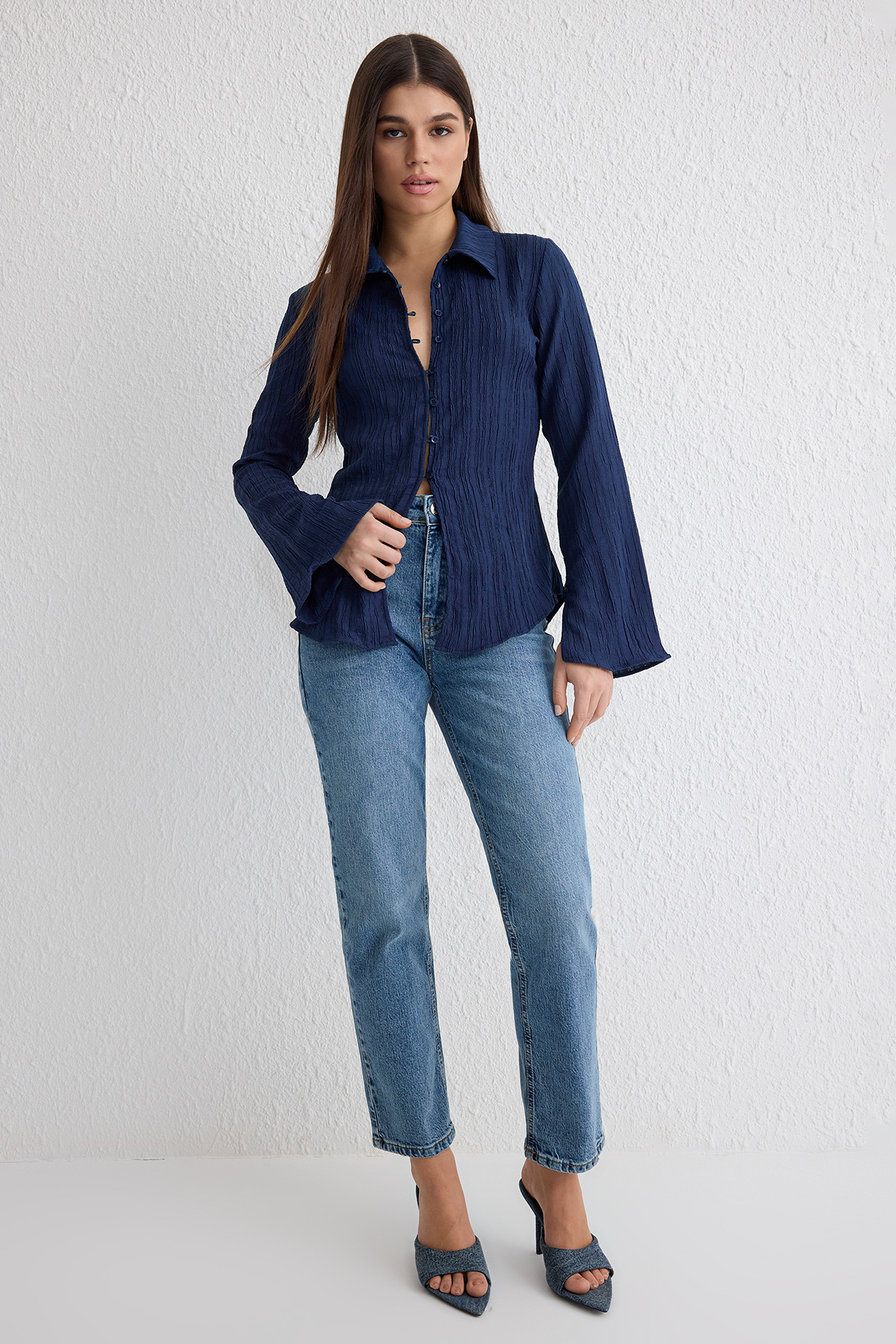 Trendyolmilla  Koyu Lacivert Dokulu Fitted Bele Oturan Dokuma Gömlek TWOSS24GO00002 - Görsel 2