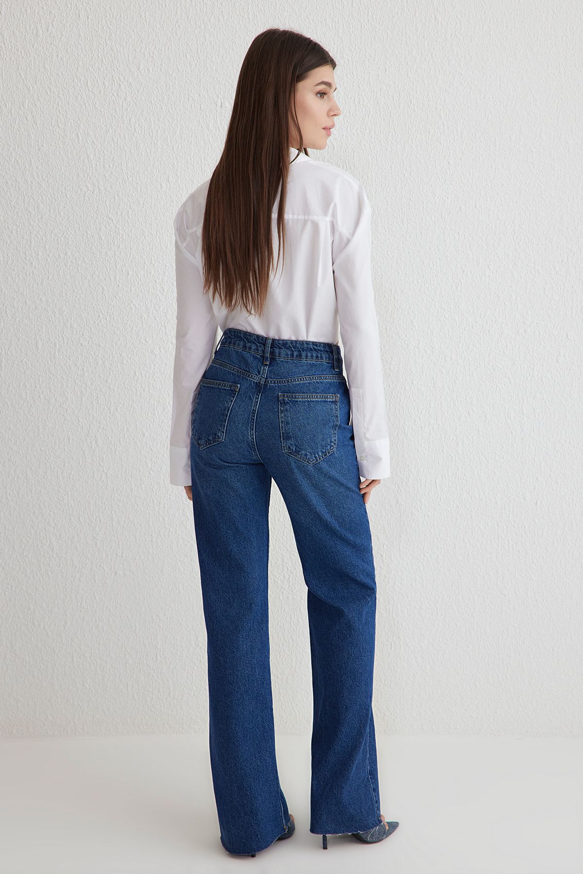 Trendyol Collection-Dunkelblaue Jeans mit hoher Taille und weitem Bein TWOSS25JE00065 4