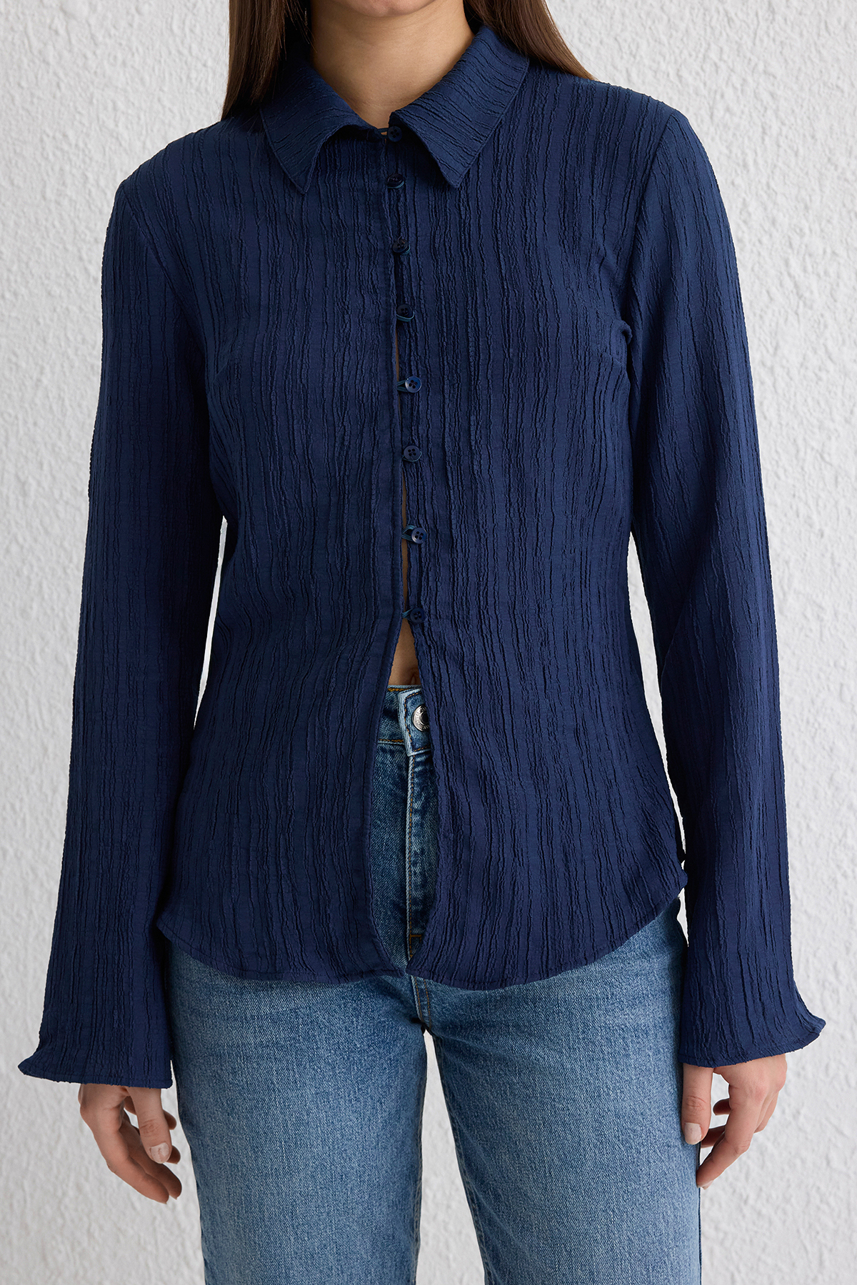 Trendyolmilla  Koyu Lacivert Dokulu Fitted Bele Oturan Dokuma Gömlek TWOSS24GO00002 - Görsel 4