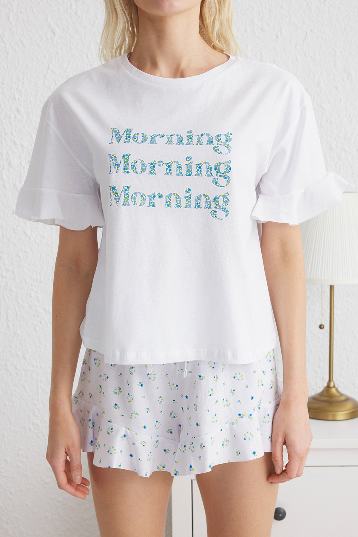 Trendyolmilla  Beyaz-Çok Renkli %100 Pamuklu Çiçekli ve Sloganlı Volanlı Şortlu Örme Pijama Takımı THMSS25PT00204 - Görsel 3