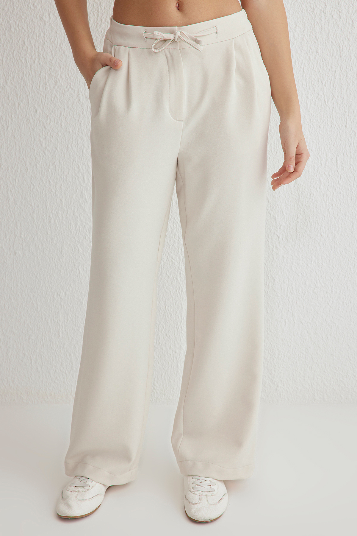 Trendyolmilla  Beyaz Bağcıklı Düşük Bel Wide Leg/Geniş Paça Dokuma Pantolon TWOSS25PL00042 - Görsel 3