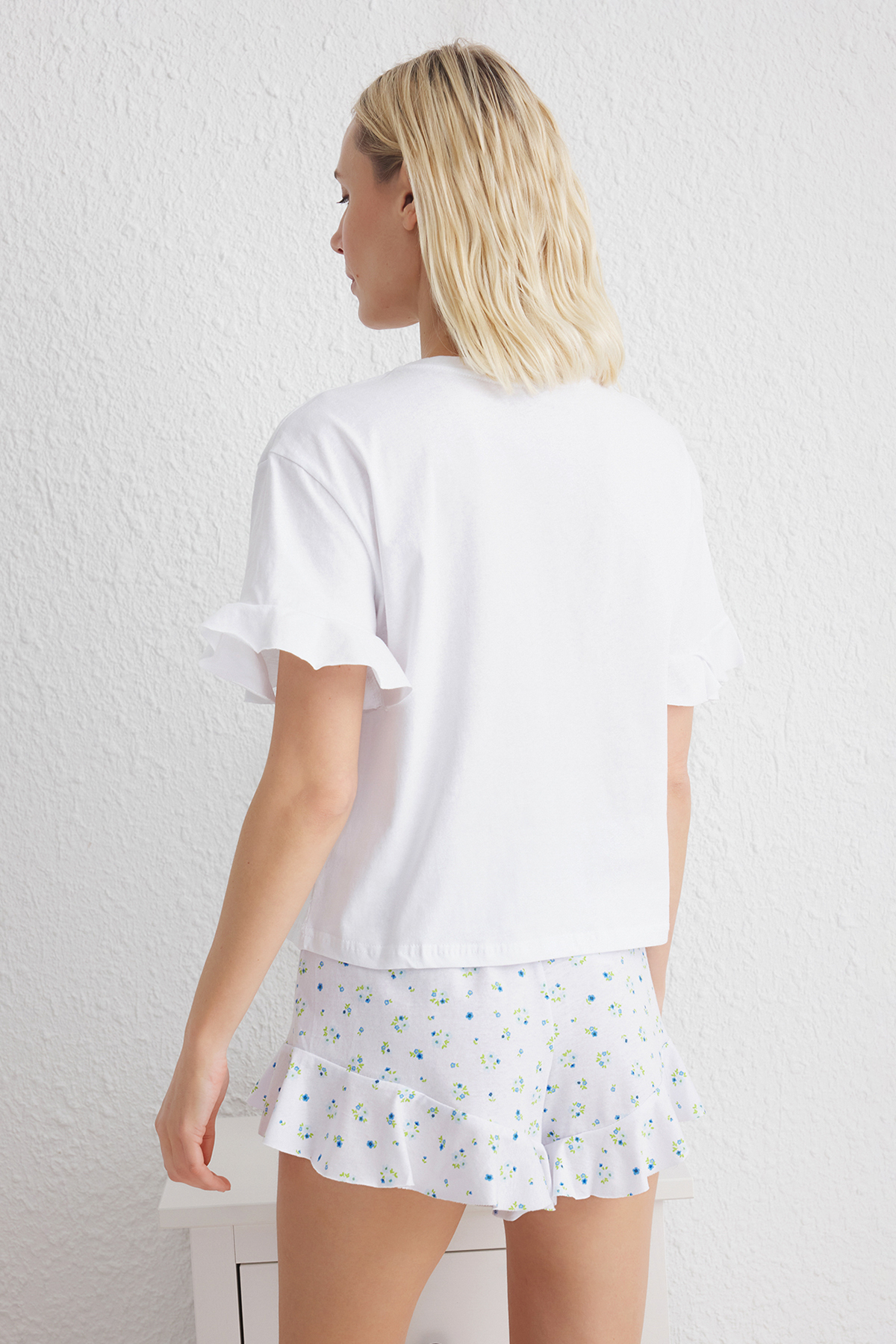 Trendyolmilla  Beyaz-Çok Renkli %100 Pamuklu Çiçekli ve Sloganlı Volanlı Şortlu Örme Pijama Takımı THMSS25PT00204 - Görsel 5