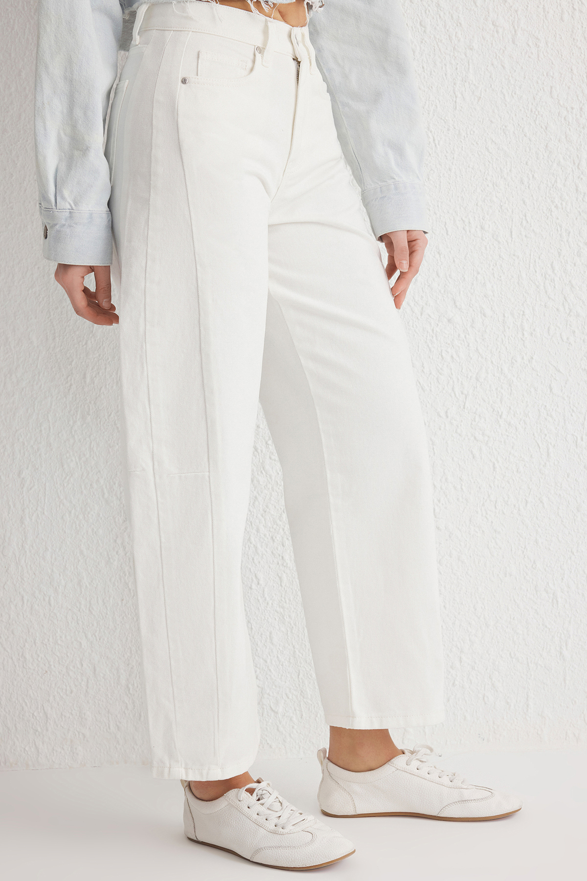 Trendyolmilla  Beyaz Dikiş Detaylı Yüksek Bel Barrel Jeans TWOSS25JE00165 - Görsel 3