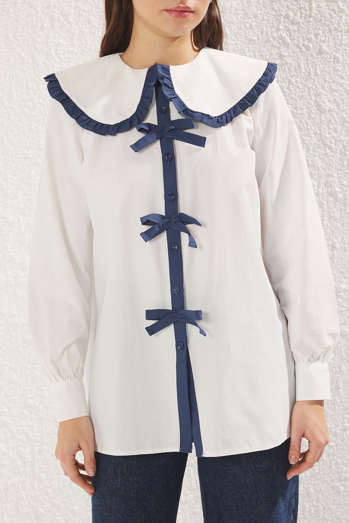 Trendyol Modest-Ecrufarbenes Babykragenhemd mit Schleifendetail TCTSS25TG00012 3