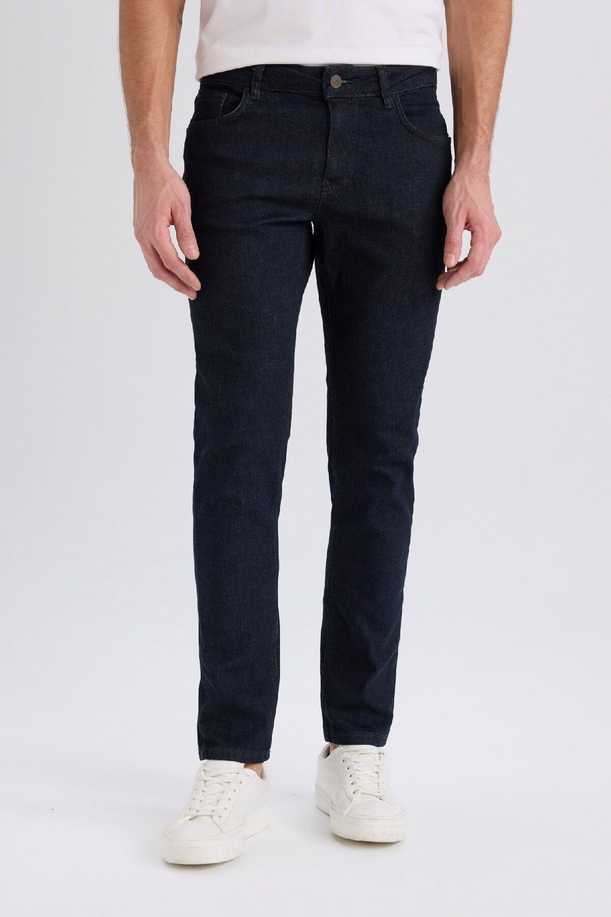 DeFacto Pedro Slim Fit Dar Kalıp Normal Bel Dar Paça Jean Pantolon E8853AX24WN