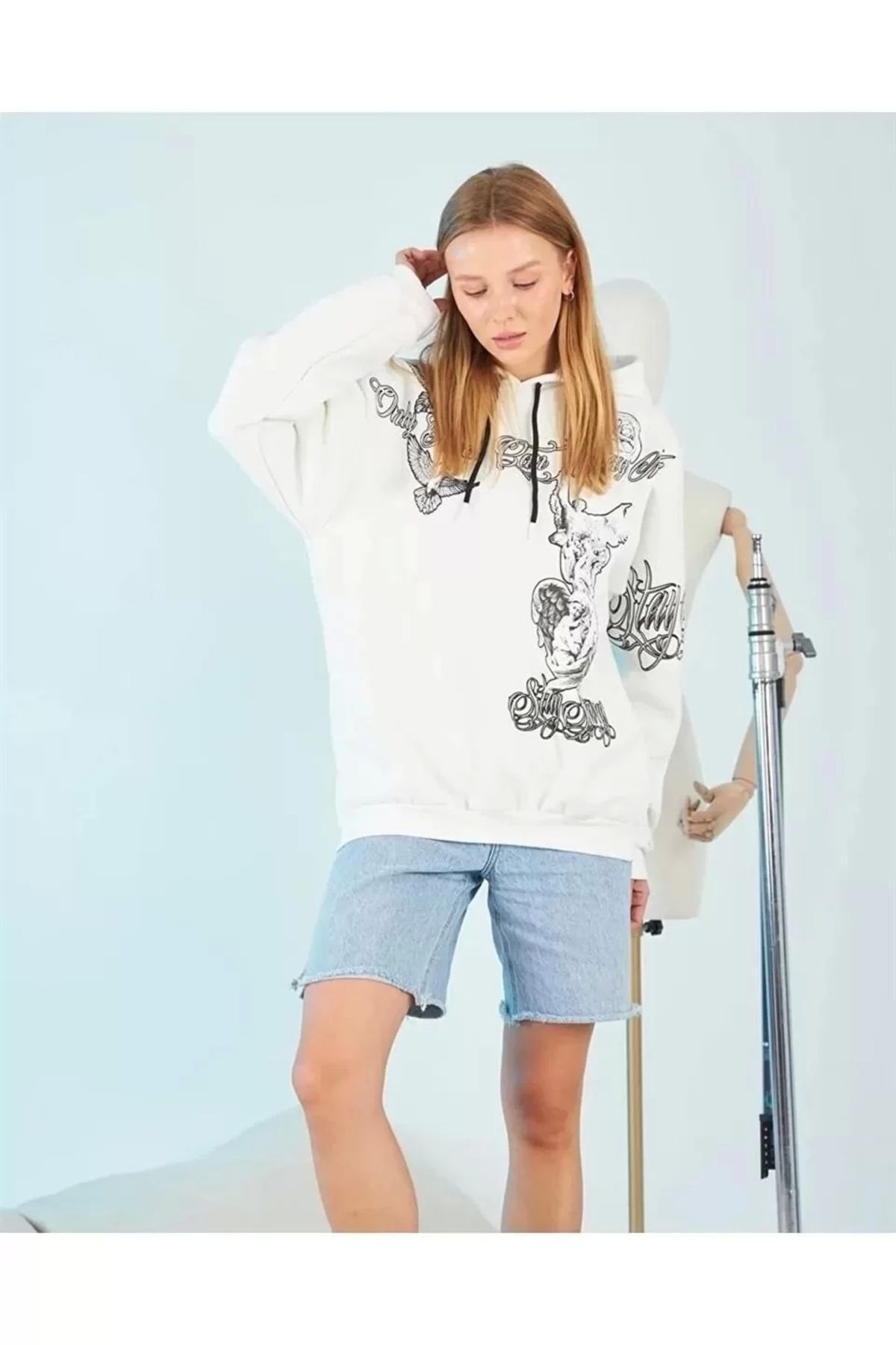 AE Stil Kadın Kapüşonlu Strong Heykel Baskılı Sweatshirt - Beyaz