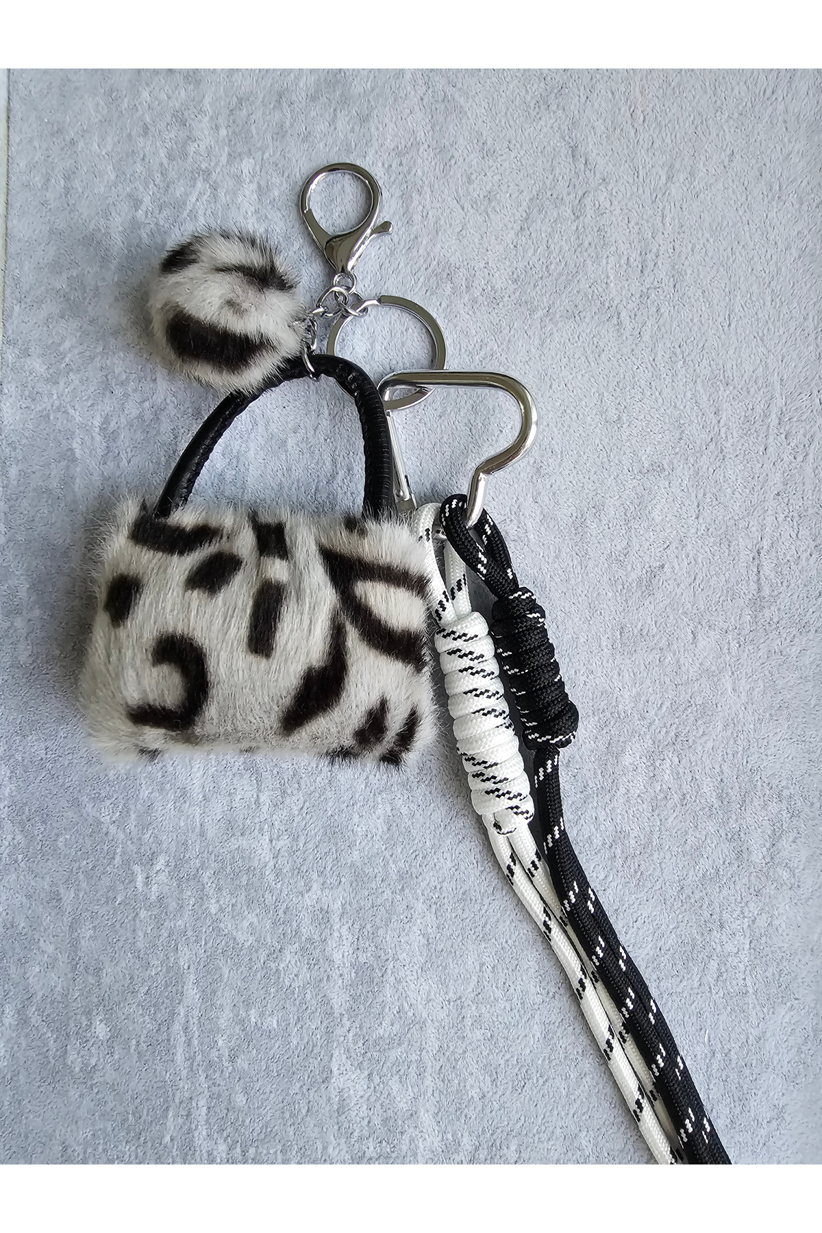SiestaAccessories Gri Leopar Desenli Peluş Çanta Charmı