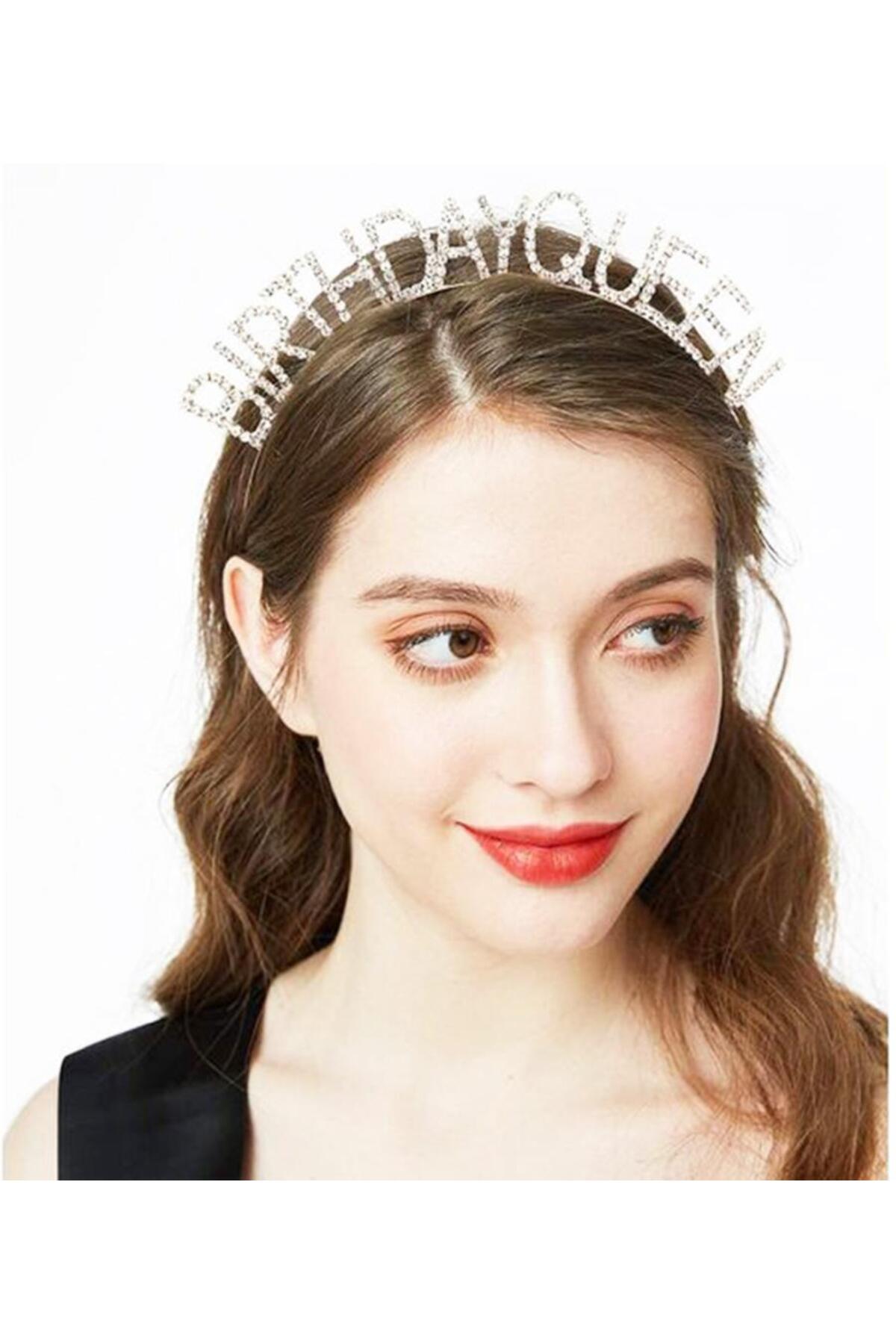 نسیورلد تاج نوشته شده ملکه، رنگ نقرهای، سنگ کریستال درخشان، سایز ۱۶×۱۷ سانتیمتر