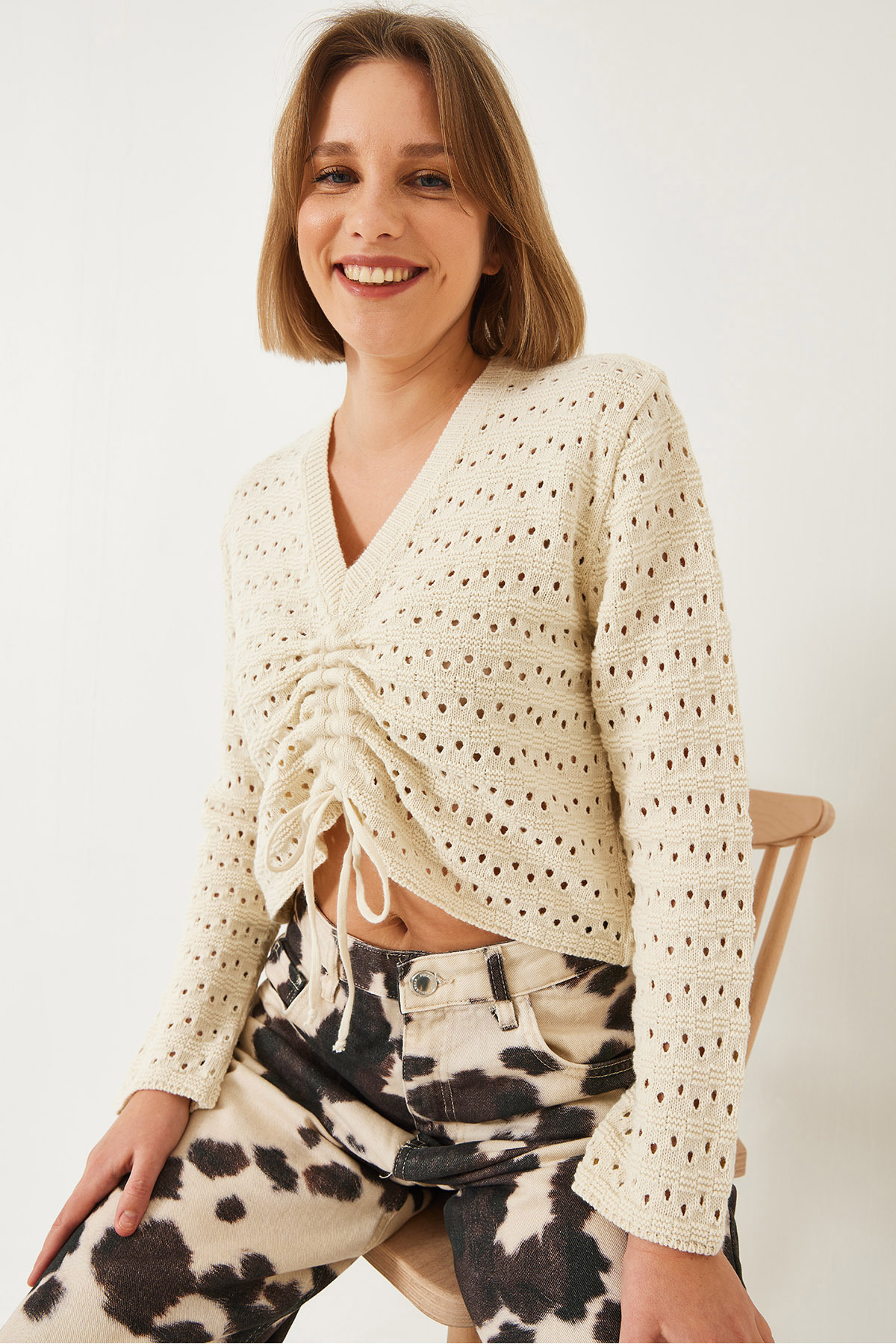 LUCCI Textured Lace V-Neck Crop Top with Ruffle Detail 4