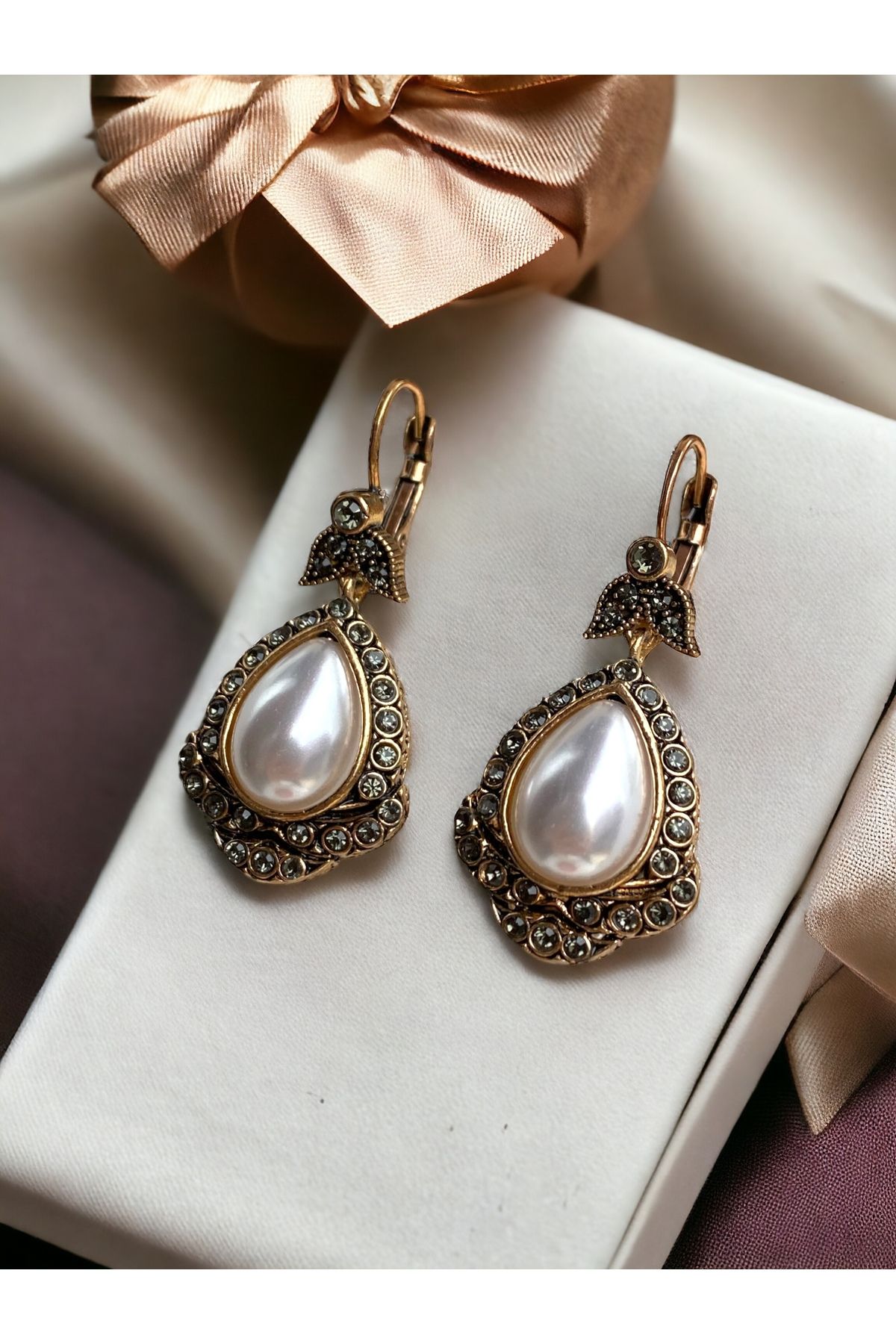 FAYRA ACCESSORIES Kristal Taşlı Fiyonk Figür İnci Küpe