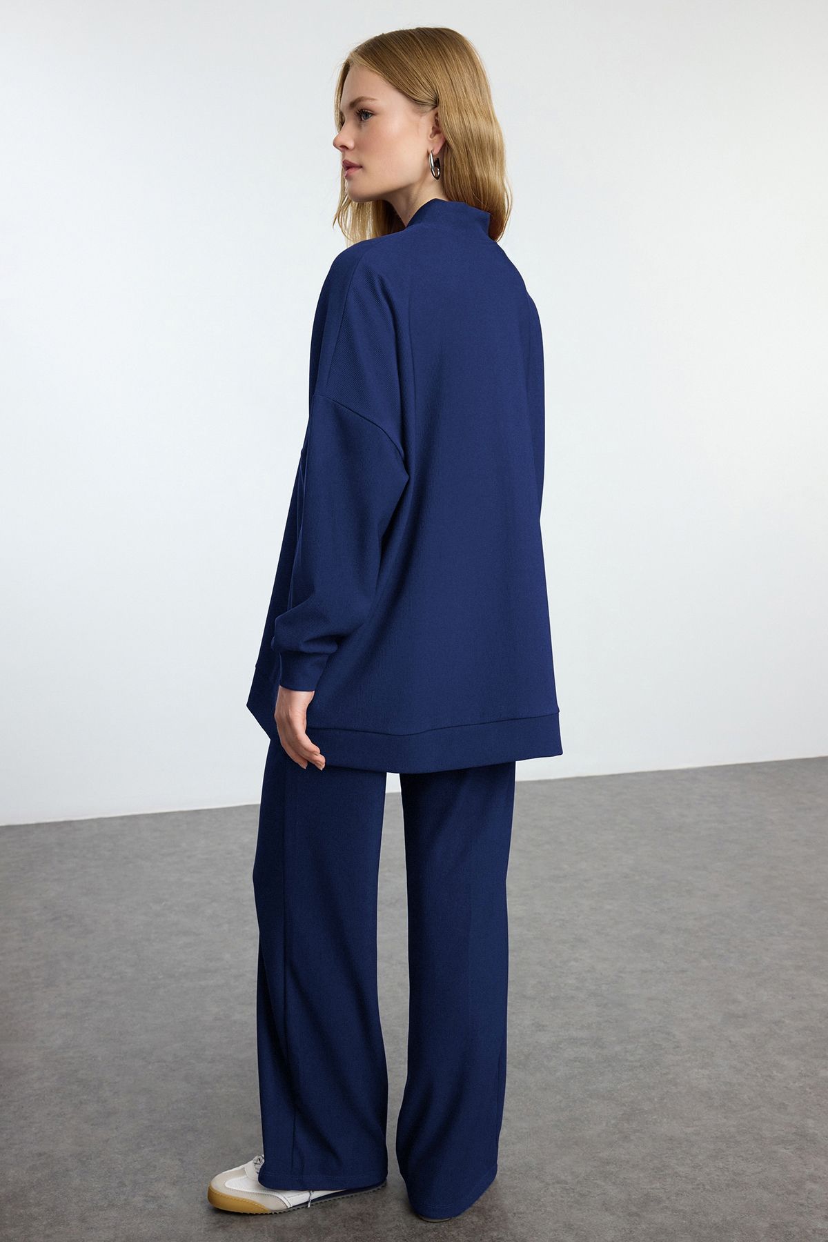 Trendyol Modest-Námornícka modrá oversize súprava teplákov s textúrou Tctaw25En00004 5