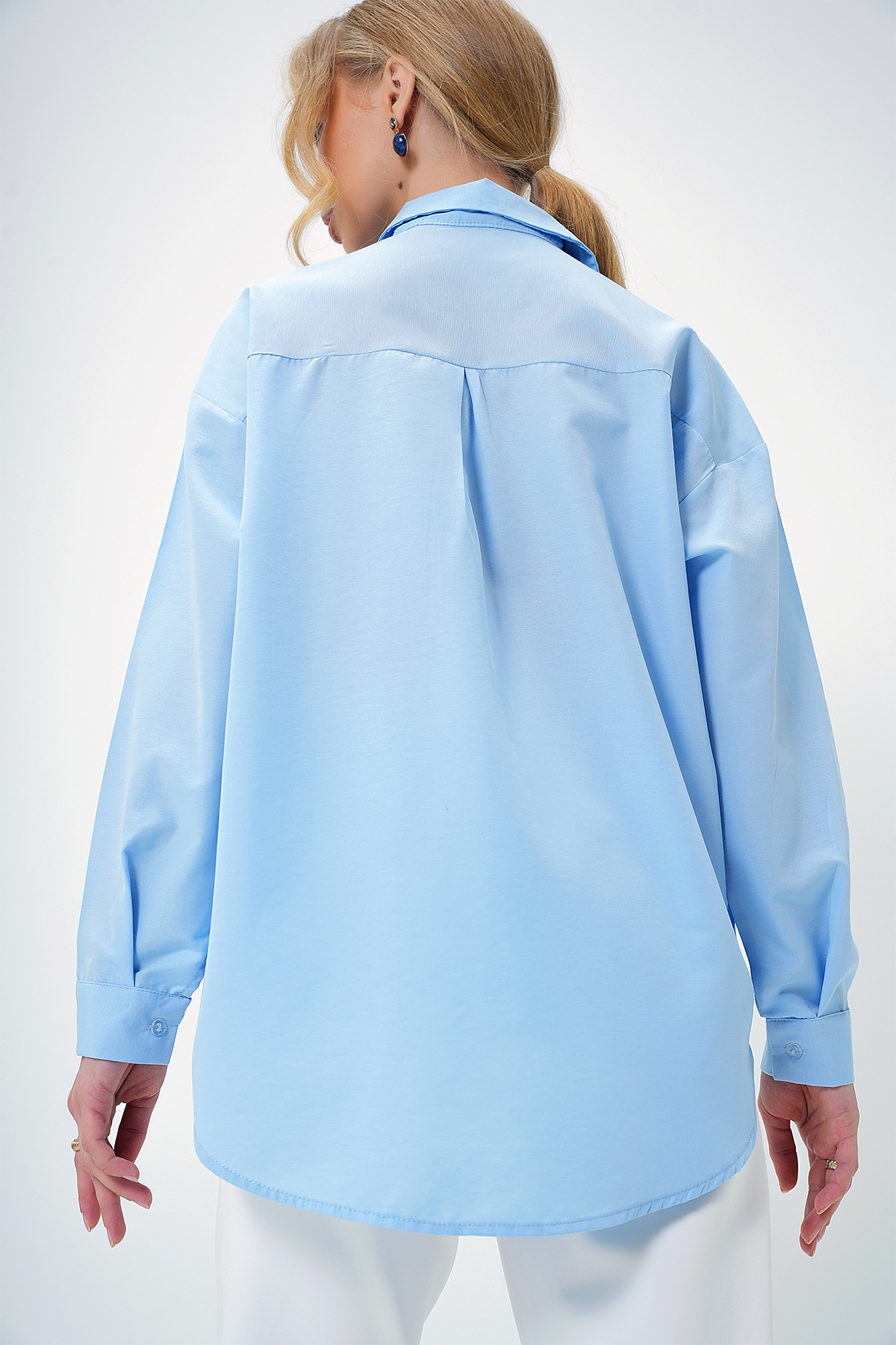 Trend Alaçatı Stili  Kadın Bebe Mavi Oversize Uzun Dokuma Gömlek ALC-X6828 - Görsel 5