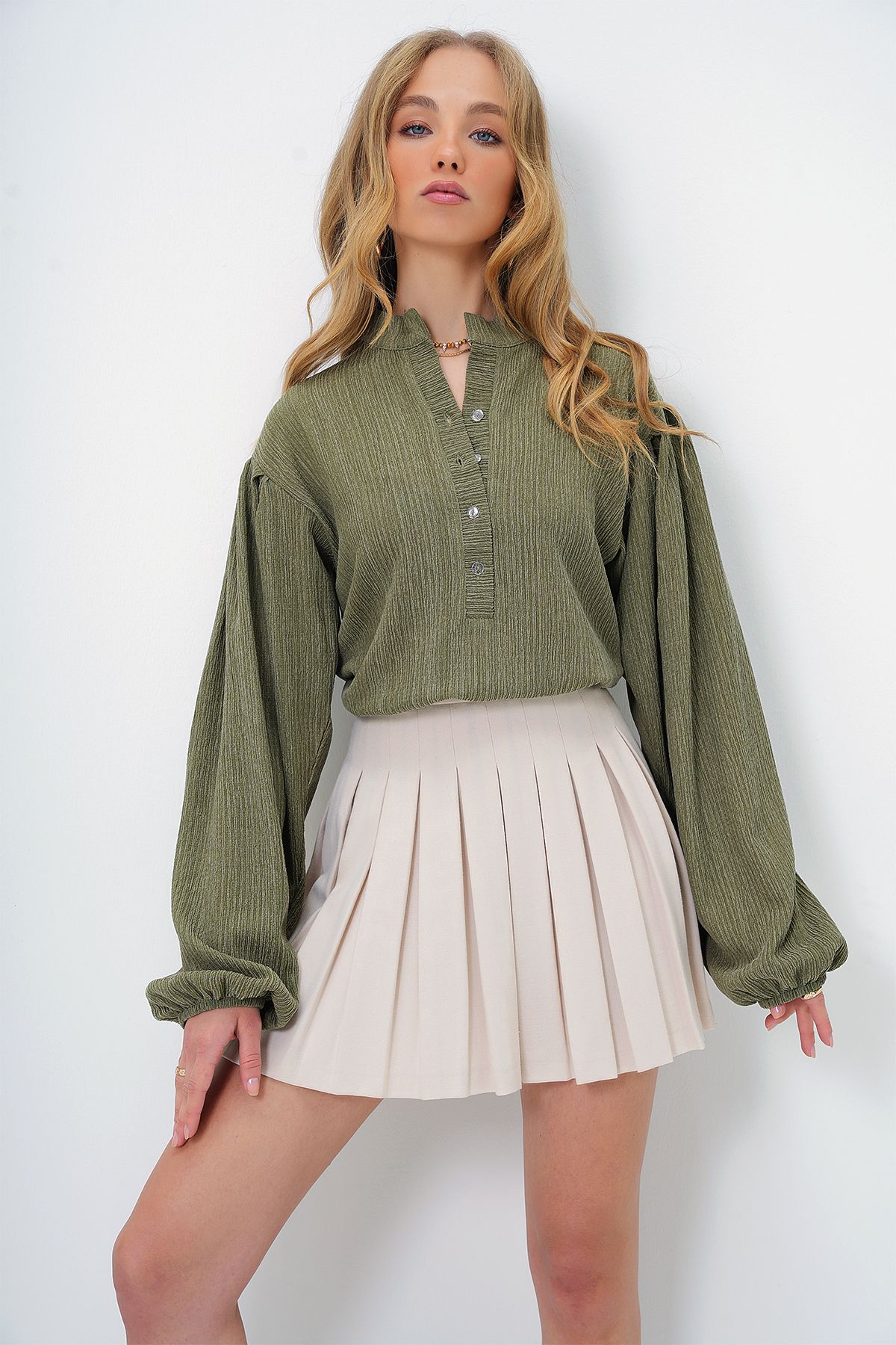Trend Alaçatı Stili-Dámská světlá khaki převládající límec knoflík vpředu s balonovým rukávem texturovaná zavinovací košilová halenka Alc-X11872 4