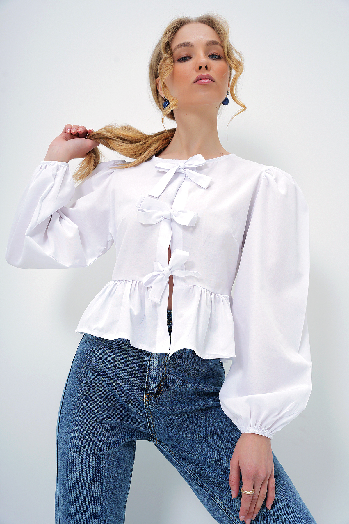 Trend Alaçatı Stili  Kadın Beyaz Bisiklet Yaka Fiyonk Bağlamalı Prenses Kol Poplin Bluz Alc-X13375 - Görsel 2
