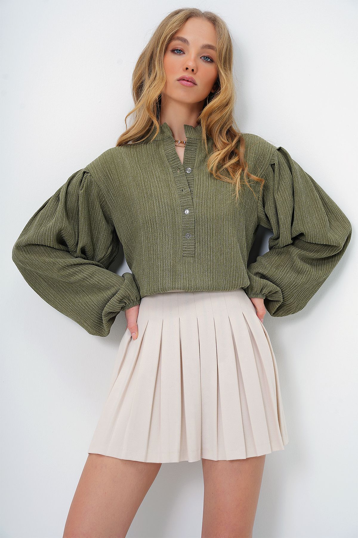 Trend Alaçatı Stili-Dámská světlá khaki převládající límec knoflík vpředu s balonovým rukávem texturovaná zavinovací košilová halenka Alc-X11872 2