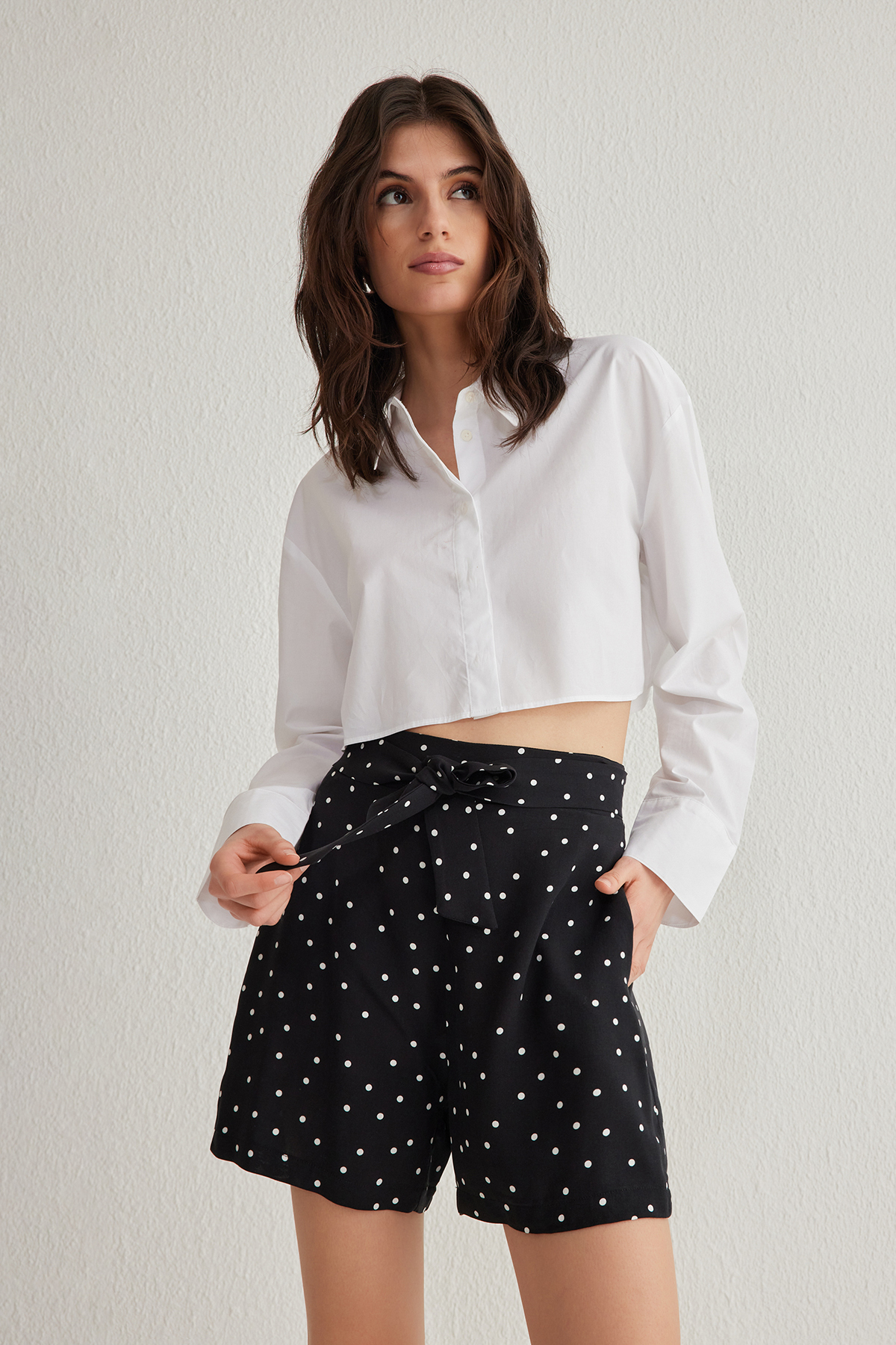 Trendyolmilla  Siyah Rahat Kesim Kuşaklı Puantiyeli Şort & Bermuda TWOSS25SR00008 - Görsel 4