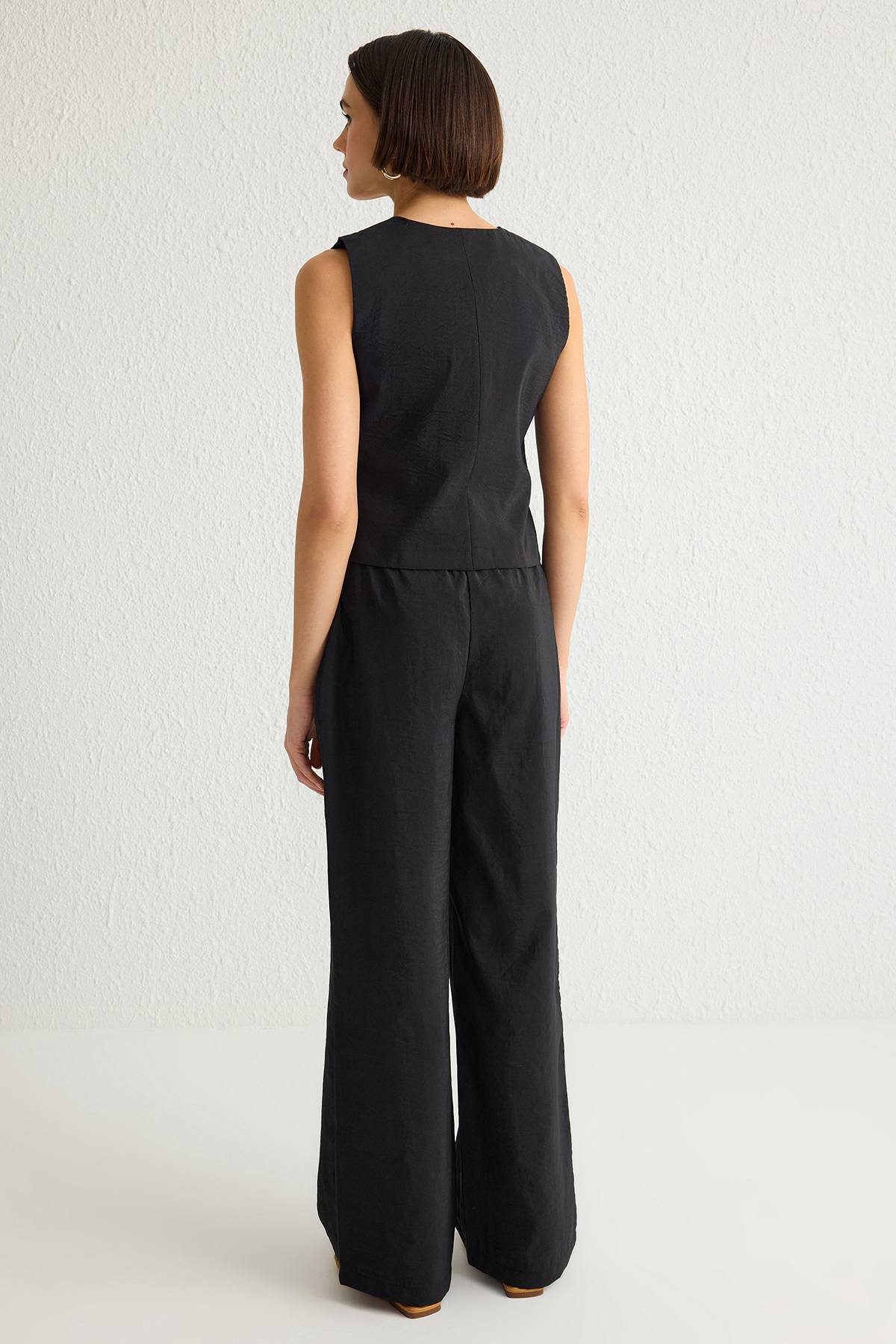 Trendyolmilla  Siyah Yumuşak Tuşeli Regular Yelek Geniş Paça Pantolon Dokuma Alt-Üst Takım TWOSS25AU00027 - Görsel 5