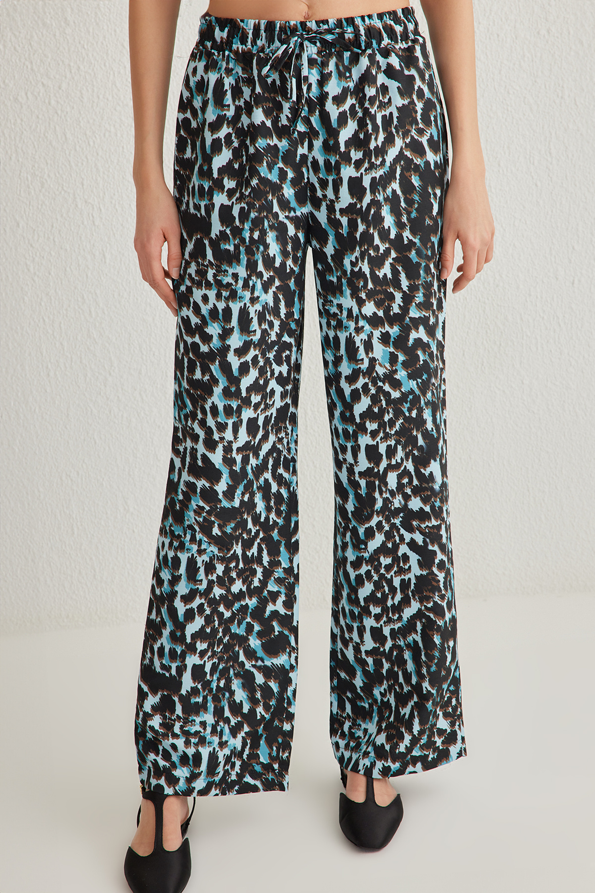 Trendyolmilla  Mavi Beli Lastikli Wide Leg/Geniş Paça Leopar Desenli Dokuma Pantolon TWOSS25PL00005 - Görsel 5
