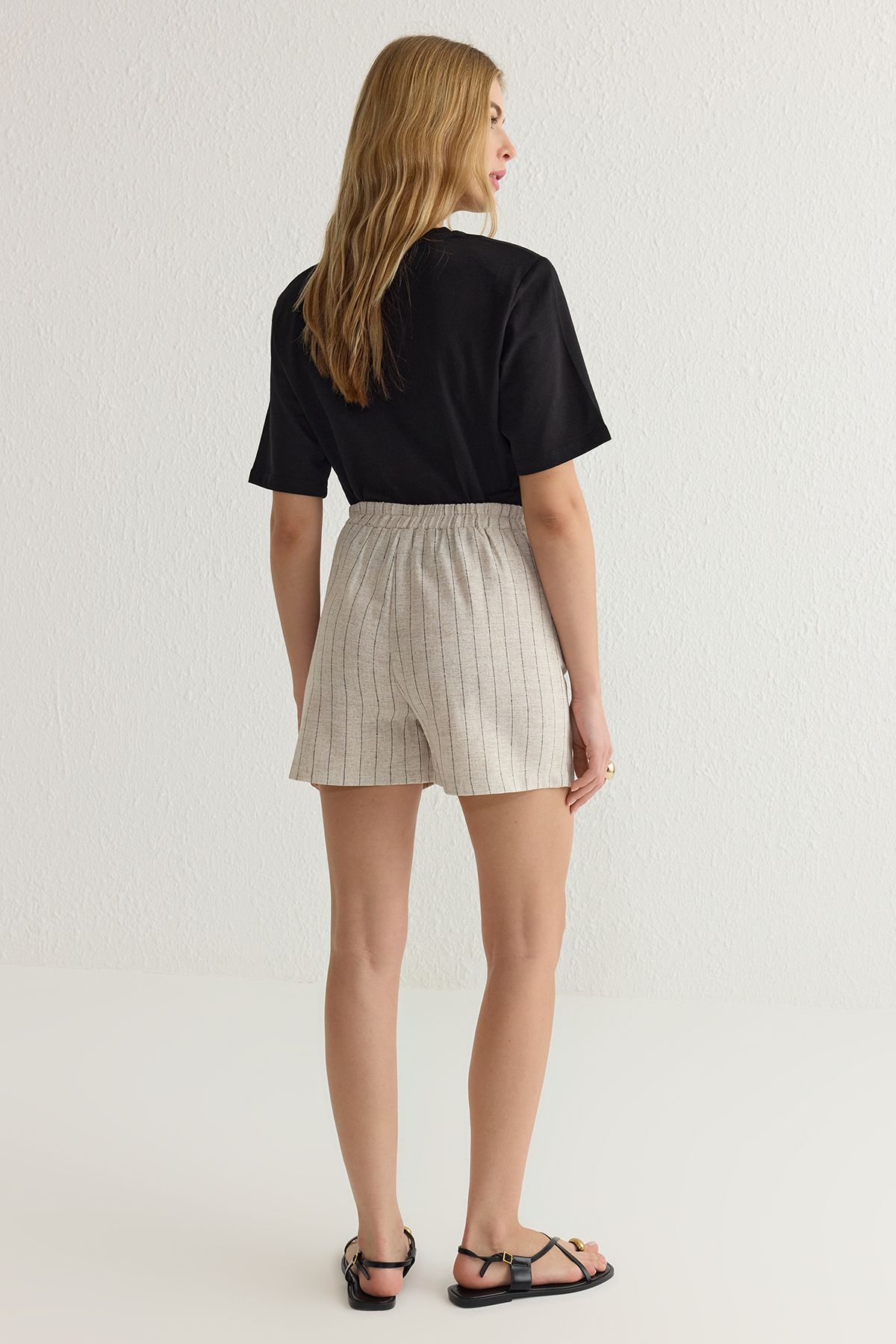 Trendyol Collection-Béžové šortky s proužkovaným lněným vzhledem – délka ke kolenům vzadu v pase elastické Twoss25Sr00022 7
