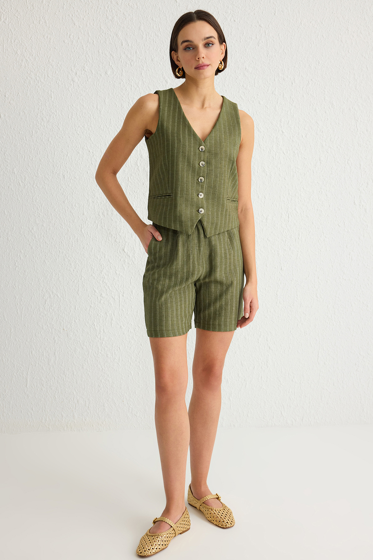 Trendyolmilla  Haki V Yaka Yelek Ve Cepli Şort Dokuma İkili Alt-Üst Takım TWOSS25AU00031