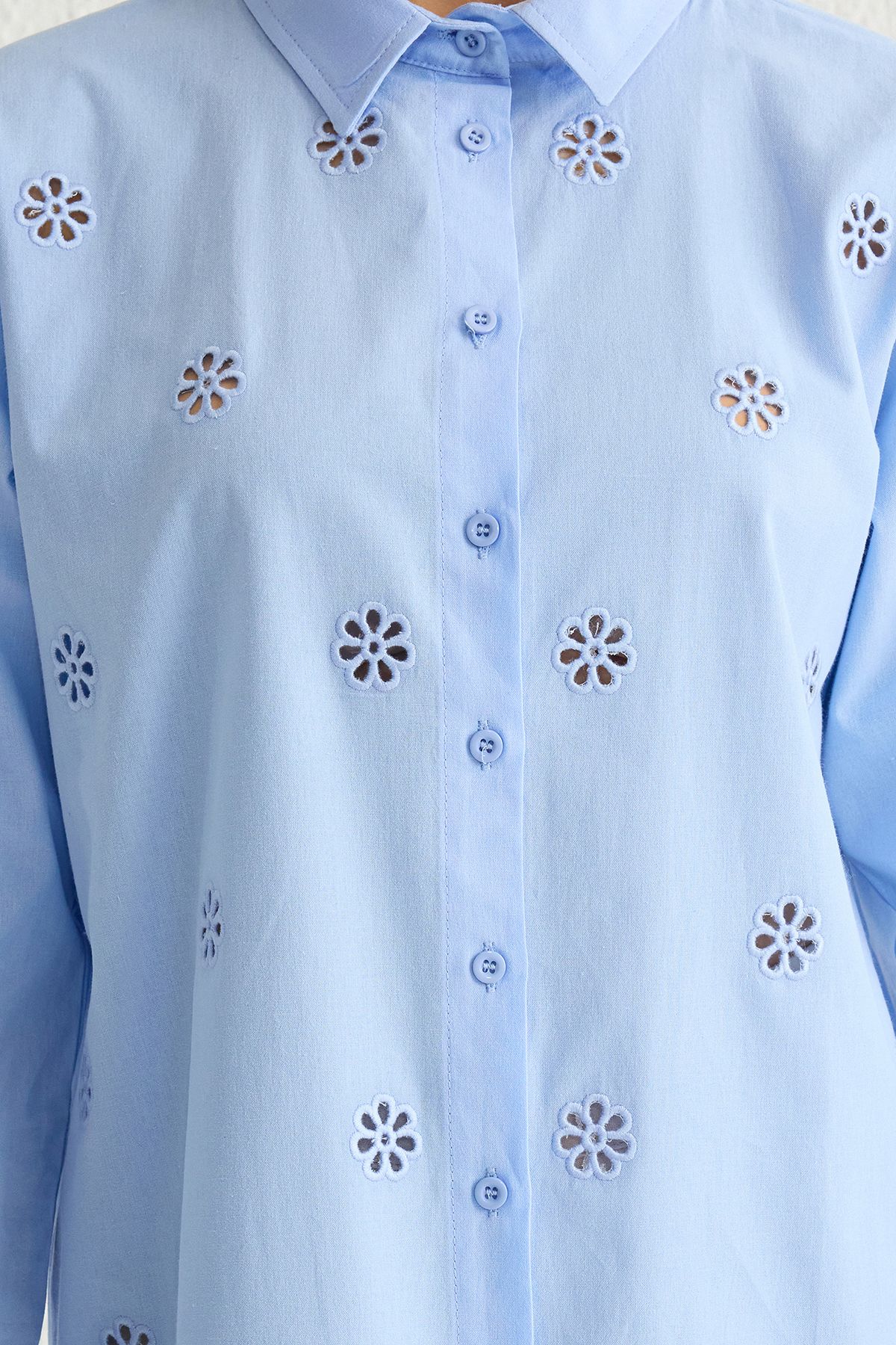 Trendyol Collection-Light Blue Front Embroidery Detail Regular Regular Fit Shirt Twoss25Go00014 3