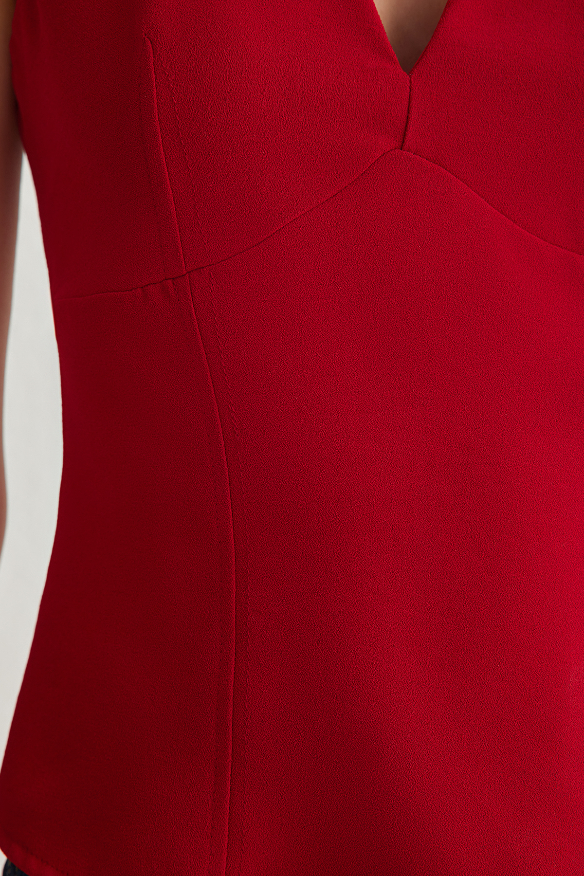 Trendyolmilla  Kırmızı V Yaka Slim Fit Dokuma Dokuma Bluz TWOSS25BZ00055 - Görsel 4