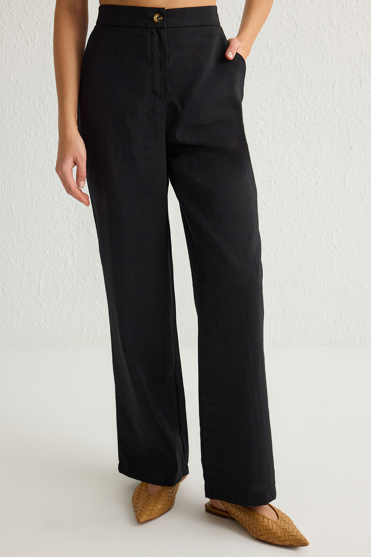 Trendyolmilla  Siyah Yumuşak Tuşeli Regular Yelek Geniş Paça Pantolon Dokuma Alt-Üst Takım TWOSS25AU00027 - Görsel 4