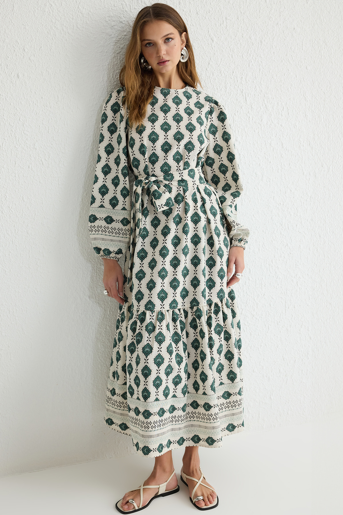 Trendyol Modest-Dunkelgrünes, gewebtes Kleid im Leinen-Look mit ethnischem Muster TCTSS24EB00062 2
