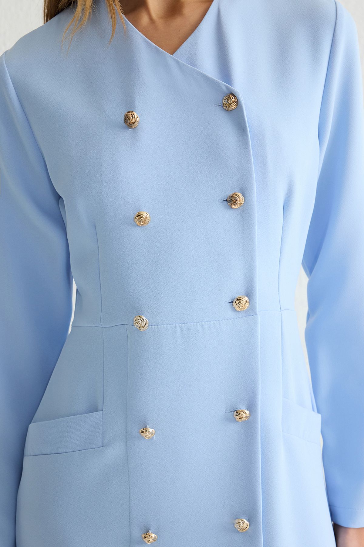 Trendyol Modest-Blaues geknöpftes Kleid aus gewebtem Stoff TCTSS25EB00027 4