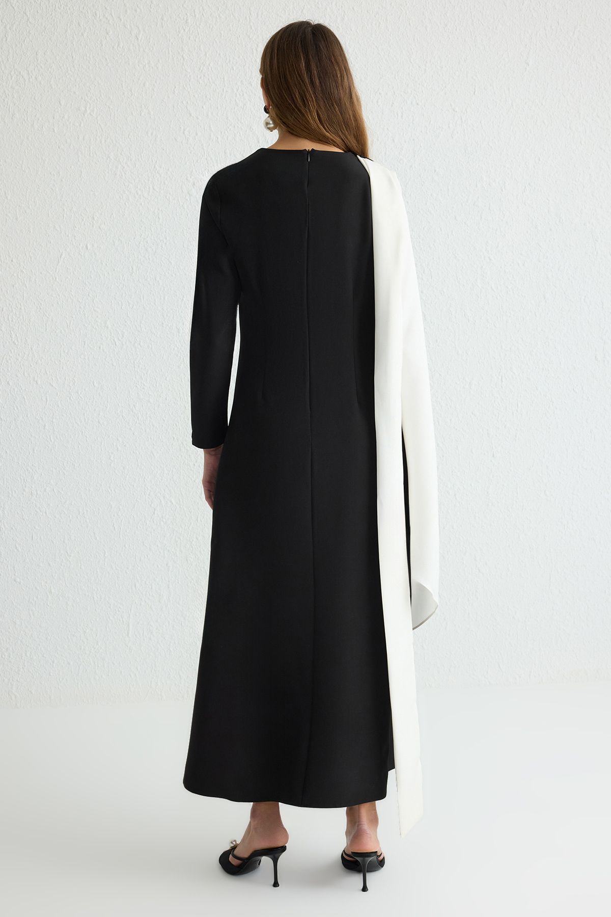 Trendyol Modest-Schwarz-weißes, detailliertes, gewebtes Abendkleid mit Wickeldetail TCTSS25DB00002 7