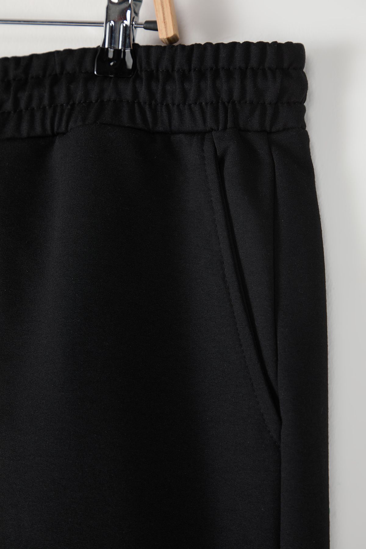 Trendyol Collection-Schwarze Baumwollshorts – Übergröße, Etikettenapplikationen, reguläre Passform TMNSS25AP00002 10