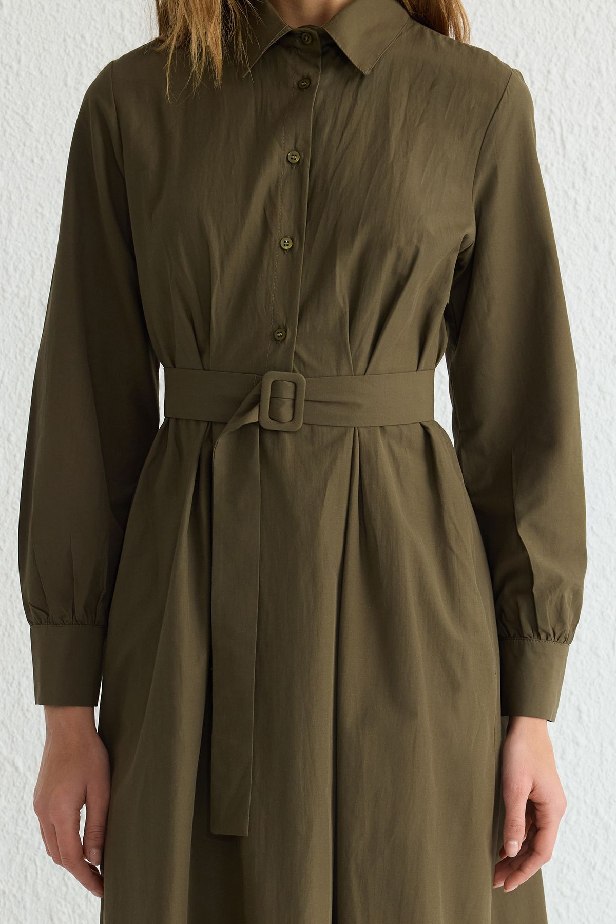 Trendyol Modest-Khakifarbenes, gewebtes Kleid mit Hemdkragen und Stoffgürtel TCTSS25EB00006 4